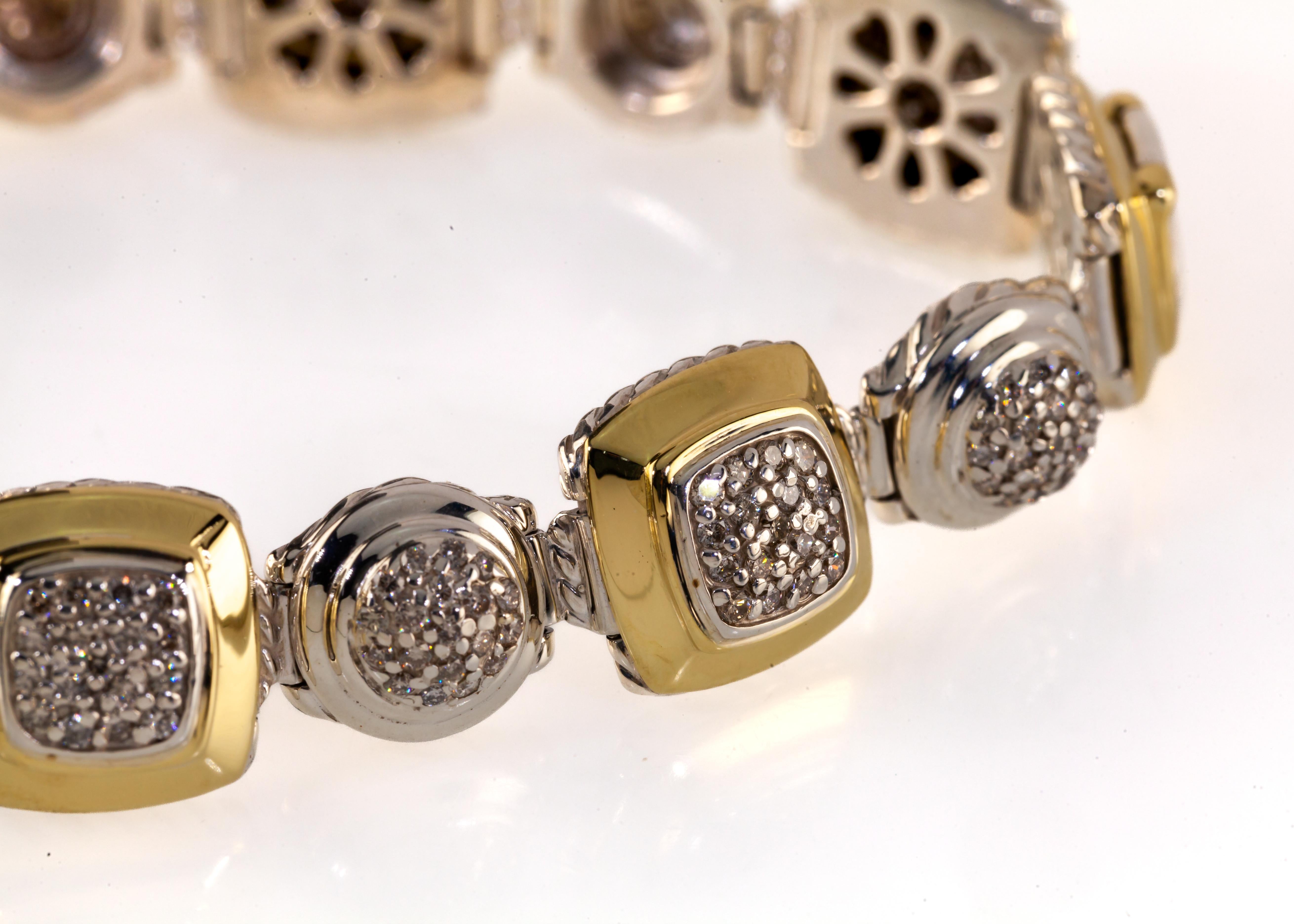 David Yurman Bracelet en argent sterling et or jaune 18k Albion Station Diamond

Magnifique bracelet en argent et or David Yurman Albion Station
Les stations rondes et carrées alternées sont serties de diamants pavés.
Les stations carrées ont des
