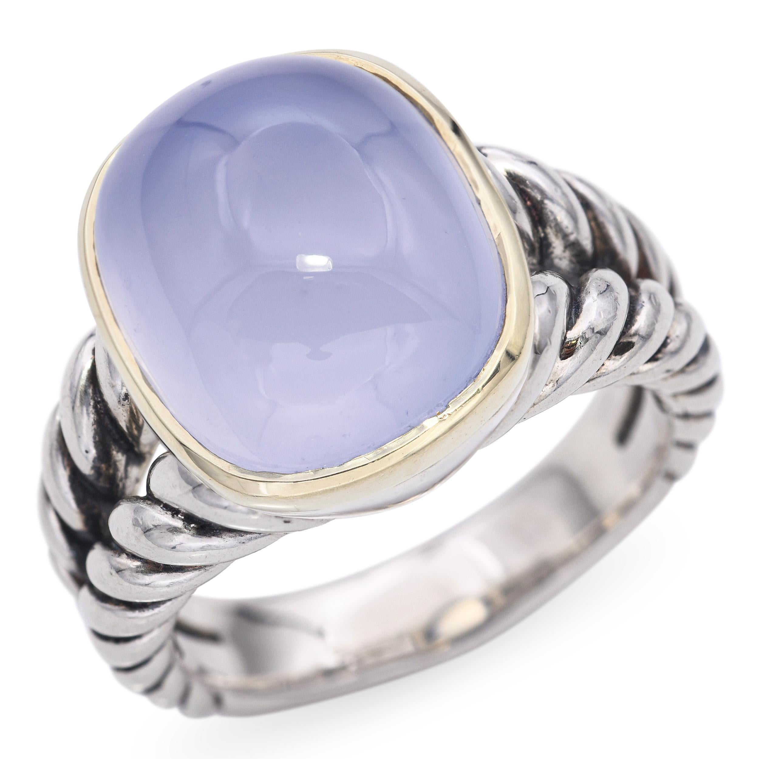 Questo anello combina l'arte mista di David Yurman con un sereno centro in calcedonio blu, il tutto intrecciato in una fascia in argento sterling e oro giallo 18 carati. Il calcedonio morbido e traslucido emana una rilassante tonalità acquamarina,