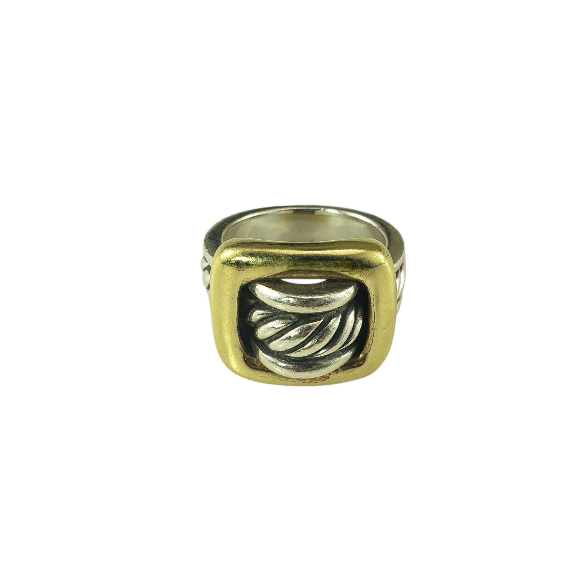 David Yurman Sterling Silver and 18K Yellow Gold Buckle Cable Ring Size 6

Cette élégante bague David Yurman présente le motif de câble torsadé caractéristique du créateur en argent sterling, encadré par de l'or jaune 18 carats lisse dans une