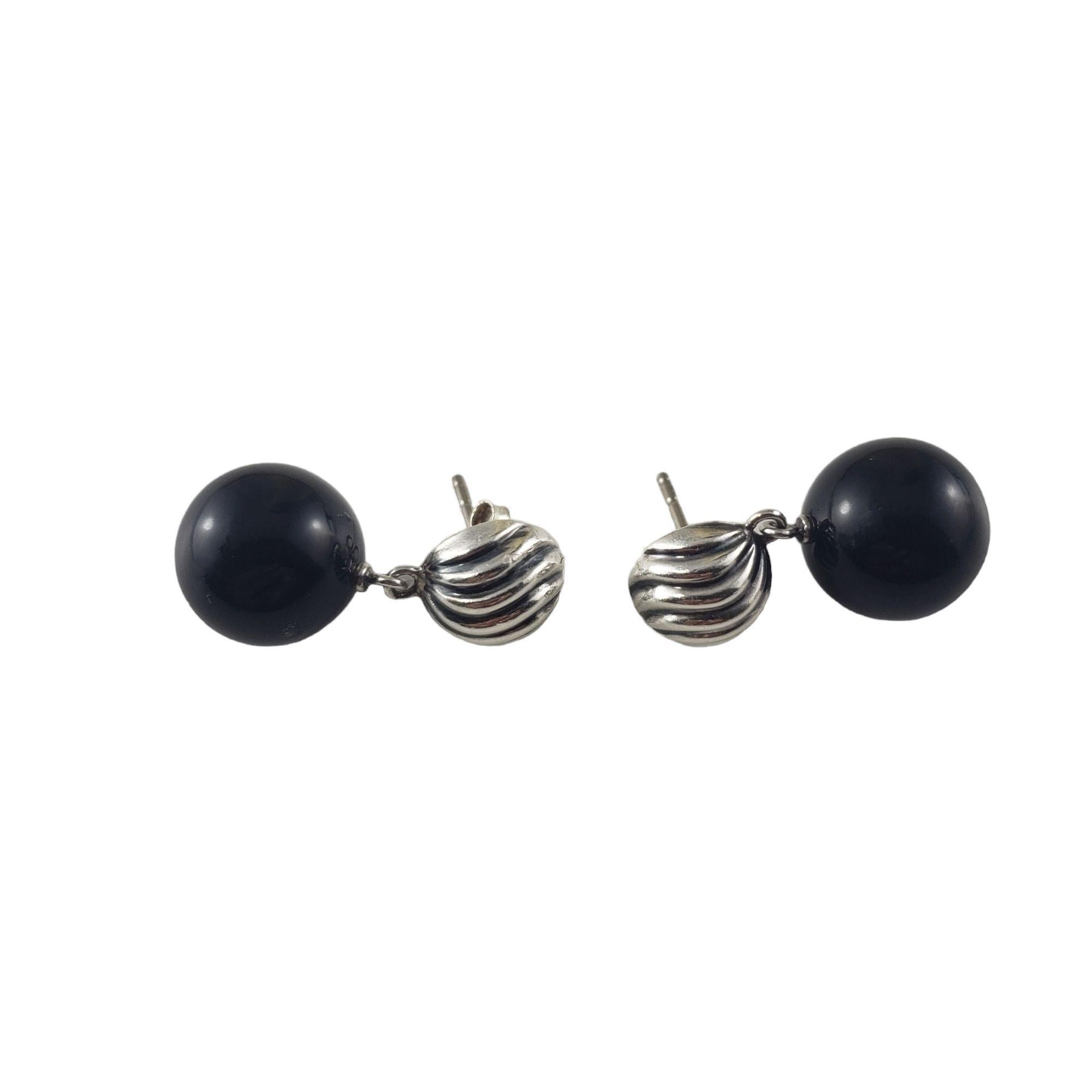 Vintage David Yurman Sterling Silver and Black Onyx Drop Earrings-

These stunning earrings are crafted in beautifully detailed sterling silver and dangling black onyx stones (12 mm) by David Yurman. Push back closures.

Size: 26 mm x 12