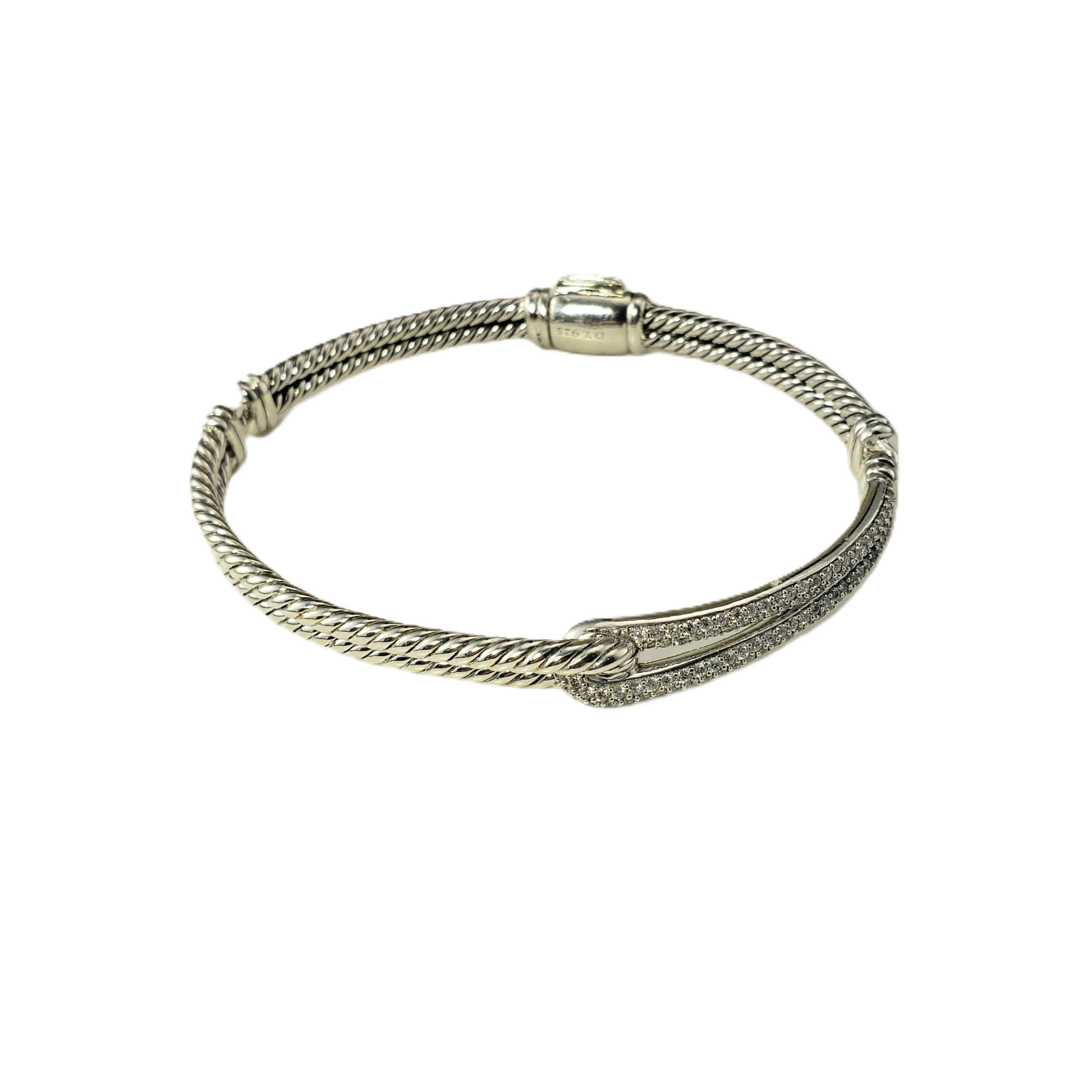 David Yurman - Bracciale a Loop singolo in argento sterling e diamanti.

Questo pezzo elegante mette in mostra la maestria artigianale e lo stile senza tempo del marchio. Il bracciale presenta un unico anello in argento sterling lavorato con un