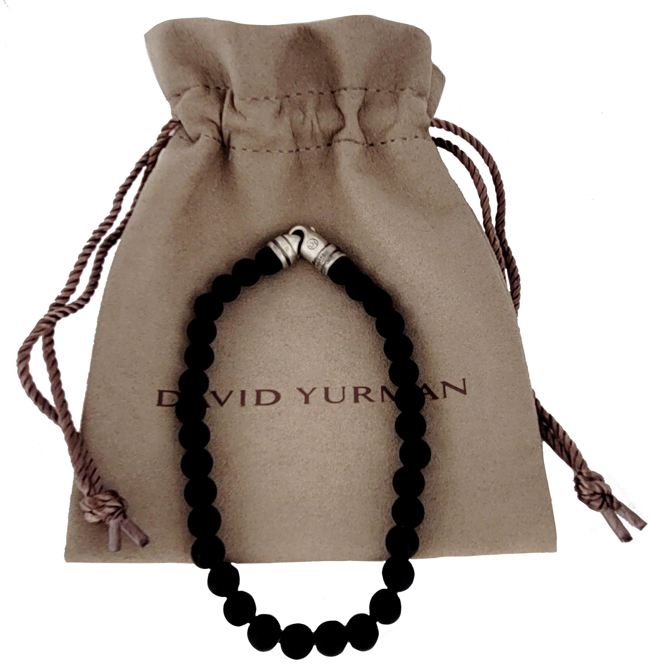 Marchio David Yurman
Perline nere da 6 mm
Materiale Argento Sterling925
Misura del polso Adatta fino a 7,5''. 
Genere Uomini 
Condizione Nuova 
Viene fornito con l'astuccio David Yurman.