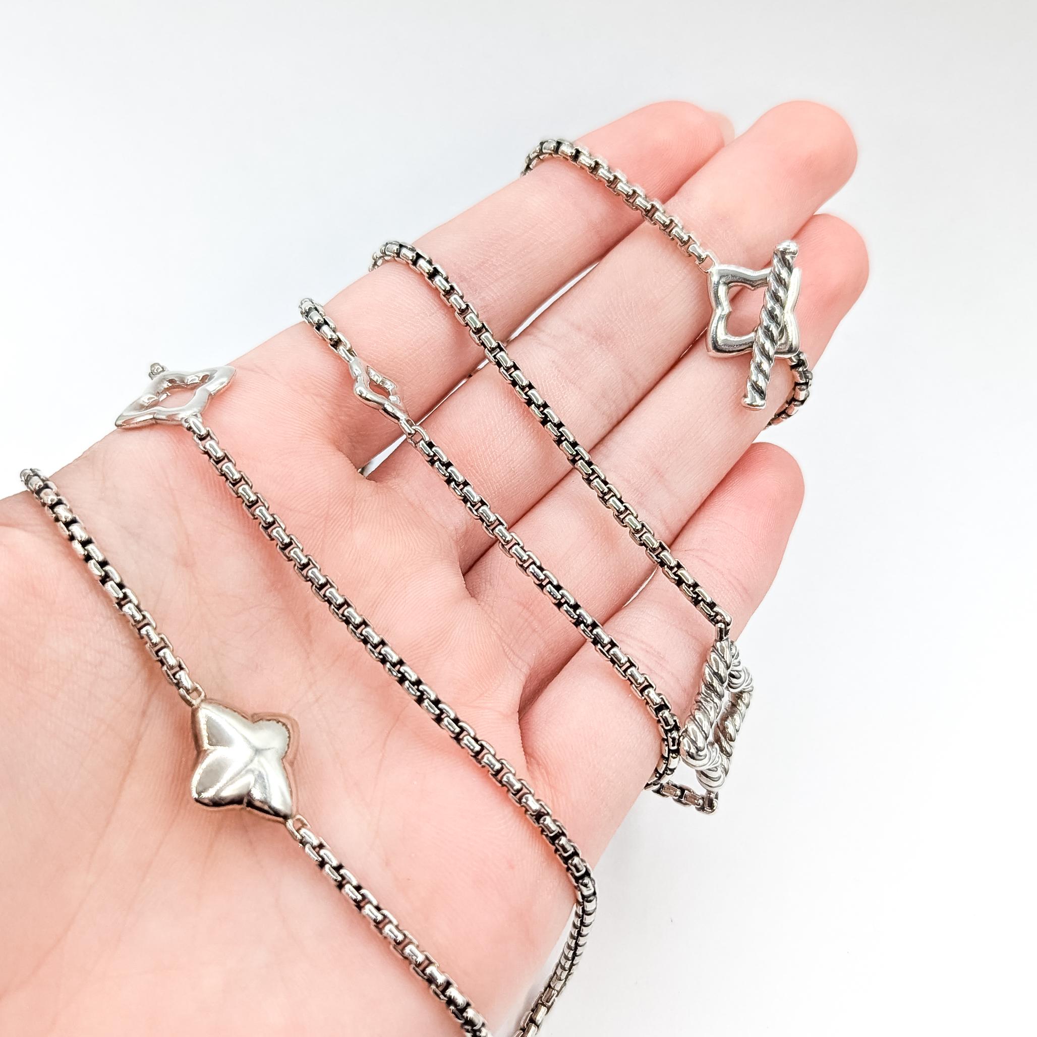 A. David Yurman - Collana a maglie quadrate in argento sterling con stazioni a forma di quadrifoglio

Questa raffinata collana David Yurman è realizzata in argento sterling e presenta una catena a maglie scatolate da 2,5 mm con stazioni a quatrefoil