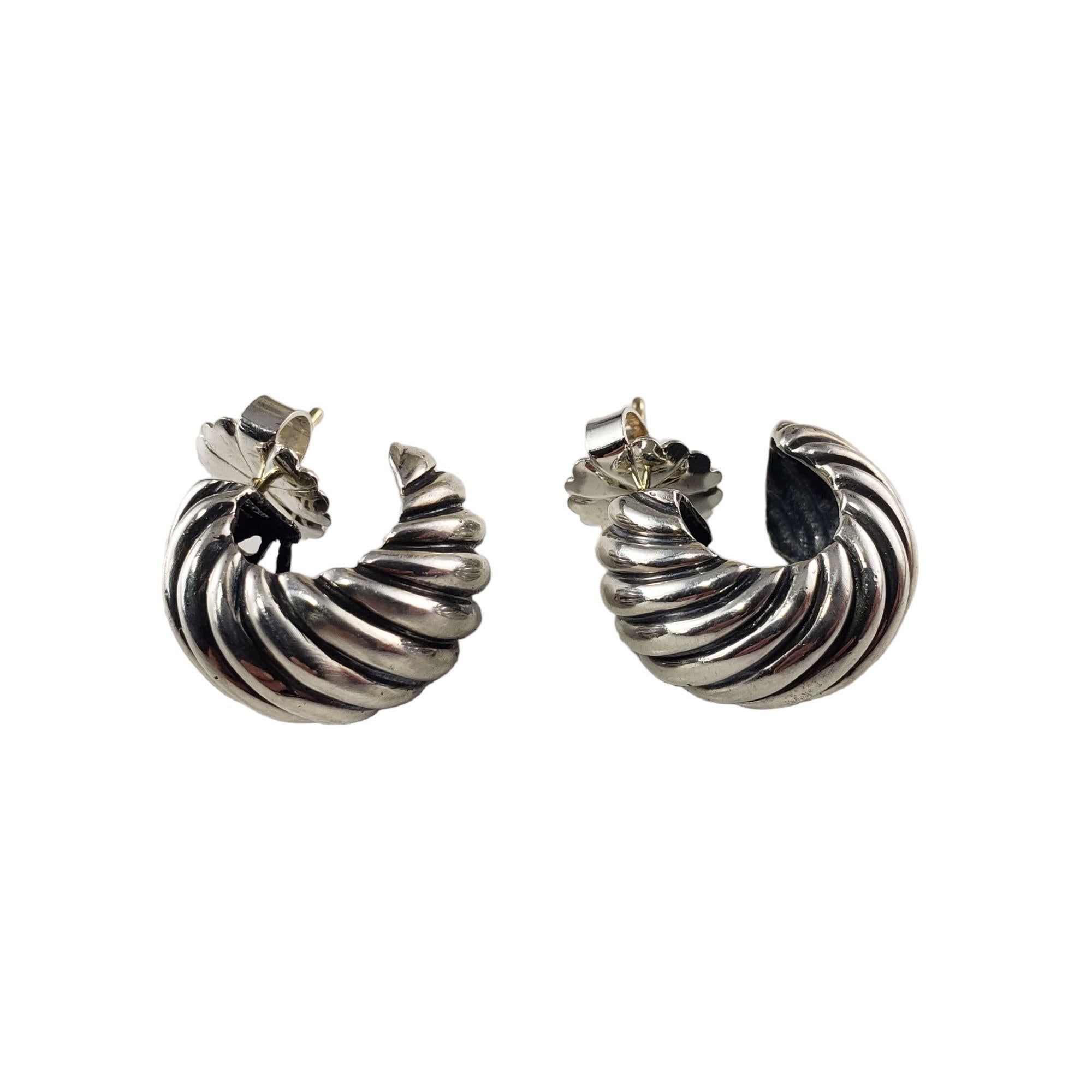 David Yurman Sterling Silver Cable Earrings-

These elegant cable earrings by David Yurman are crafted in beautifully detailed sterling silver. Width: 11 mm.

Size: 18 mm

Weight: 6.4 dwt. / 10.1 gr.

Hallmark: D.Y. 925

Very good condition,