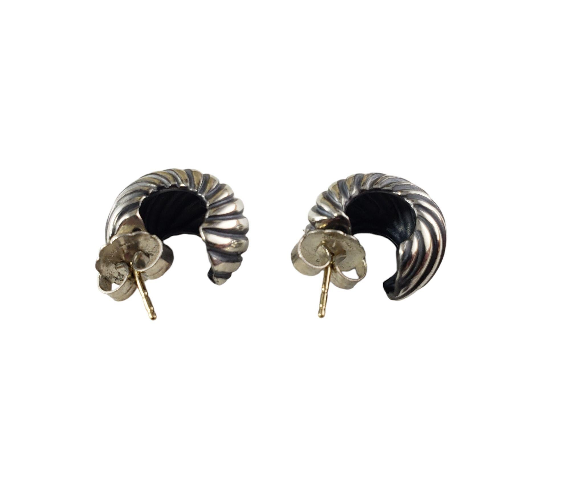 Vintage David Yurman Sterling Silver Earrings-

These elegant David Yurman cable earrings are crafted in meticulously detailed sterling silver.

Size: 20 mm x 12 mm

Weight: 12.1 gr./ 7.7 dwt.

Hallmark: 925 D.Y.

Very good condition, professionally