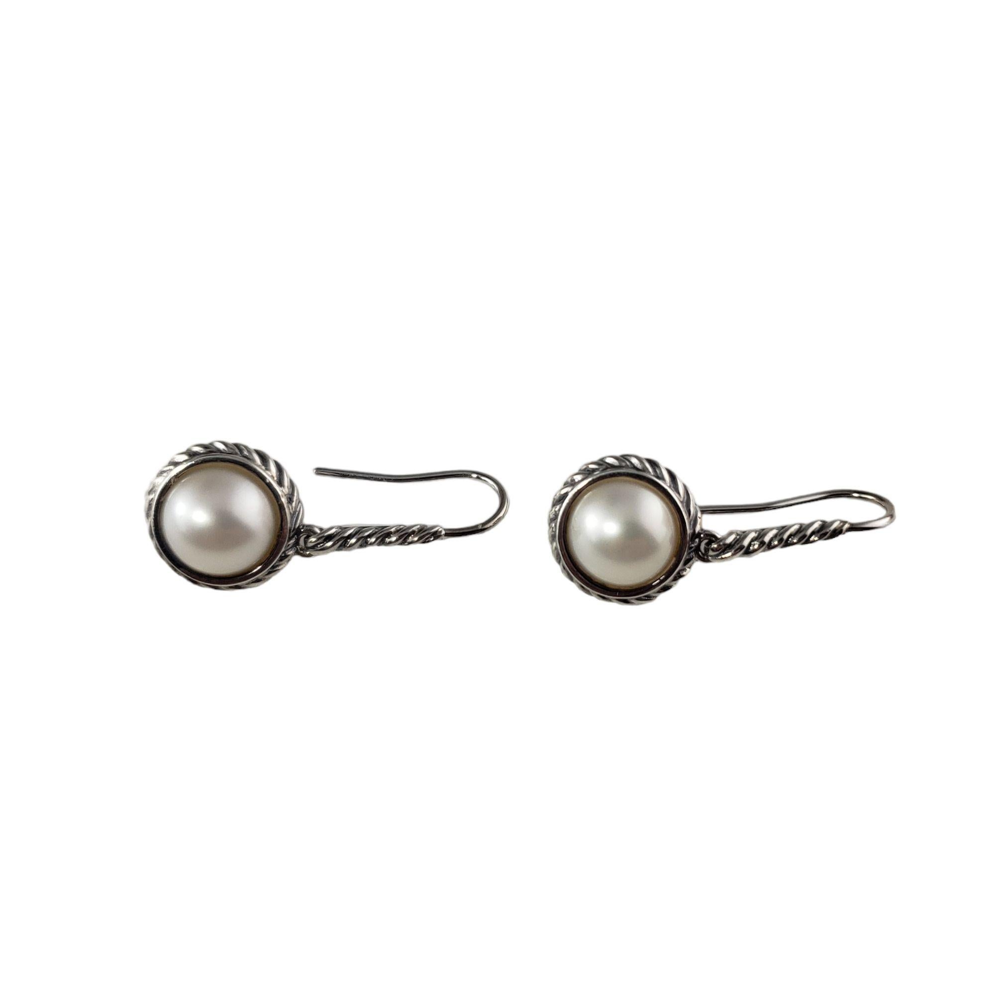 Vintage David Yurman Sterling Silver Cable Pearl Drop Earrings-

These elegant drop earrings by David Yurman each feature one 9 mm pearl set in beautifully detailed sterling silver.

Size: 17 mm x 9 mm

Weight: 3.5 gr./ 5.0 dwt.

Hallmark: D.Y.