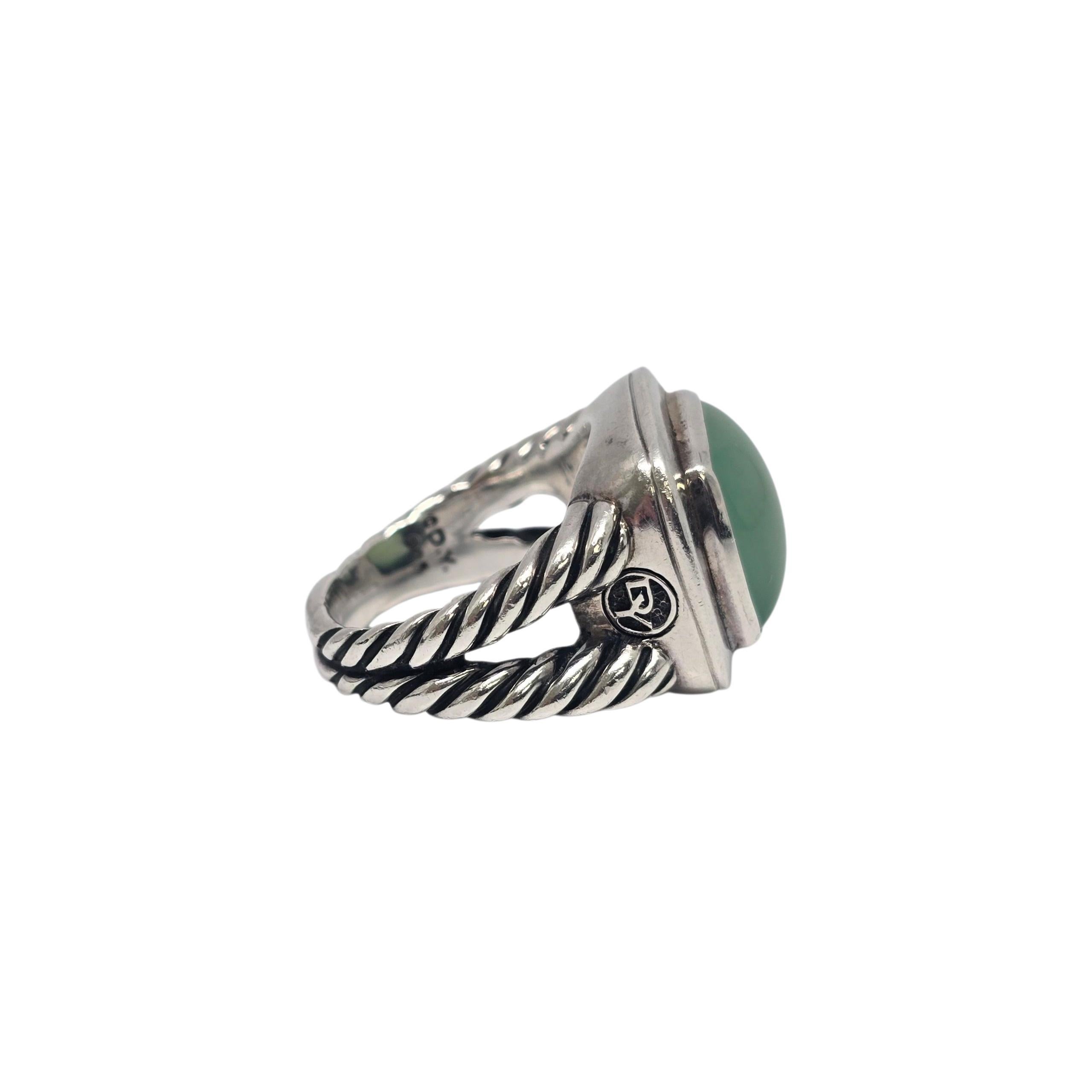 David Yurman sterling silver chalcedony Albion ring.

Size 9

Large bezel set square green chalcedony stone bezel set with twist design split shank.

Weighs approx 16.0g, 10.3dwt.

Stone measures approx 14mm x 14mm.

Marked DY on shoulder, also