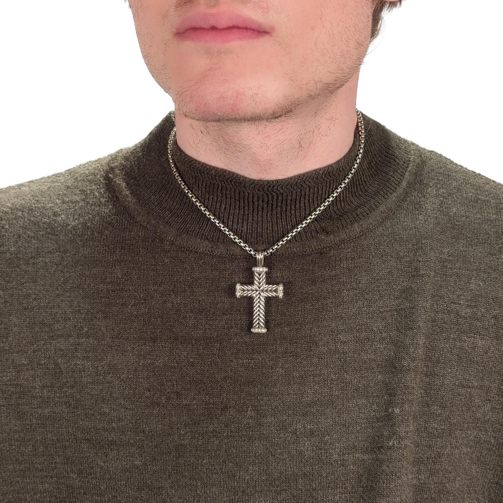 Pendentif en forme de croix de Chevron.

Par David Yurman.

En argent sterling avec des côtés dorés. 

Chaque borne est ornée de bandes de diamants de taille ronde.

Marqué au dos 