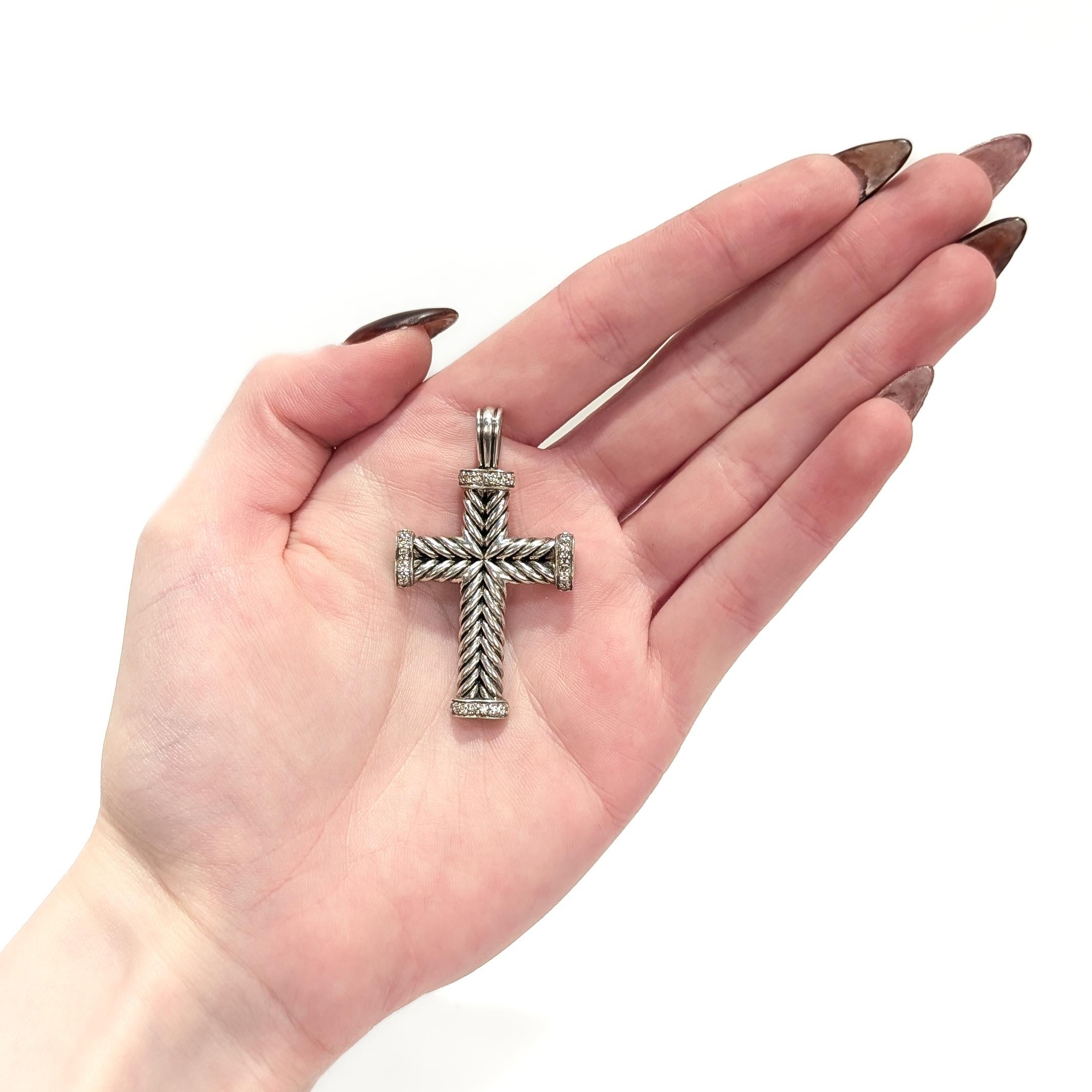 Moderne Pendentif en argent David Yurman Chevron Cross avec diamants en vente