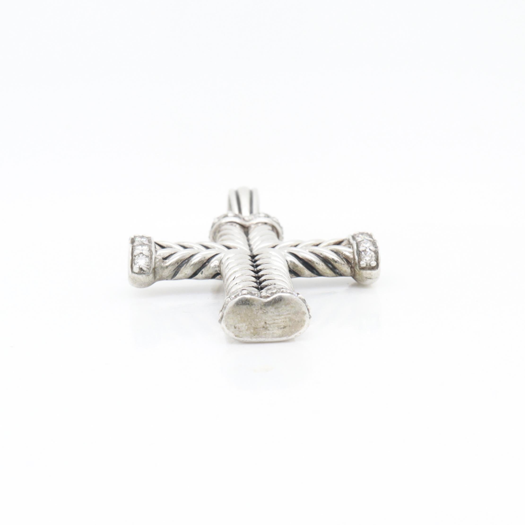 Taille ronde Pendentif en argent David Yurman Chevron Cross avec diamants en vente