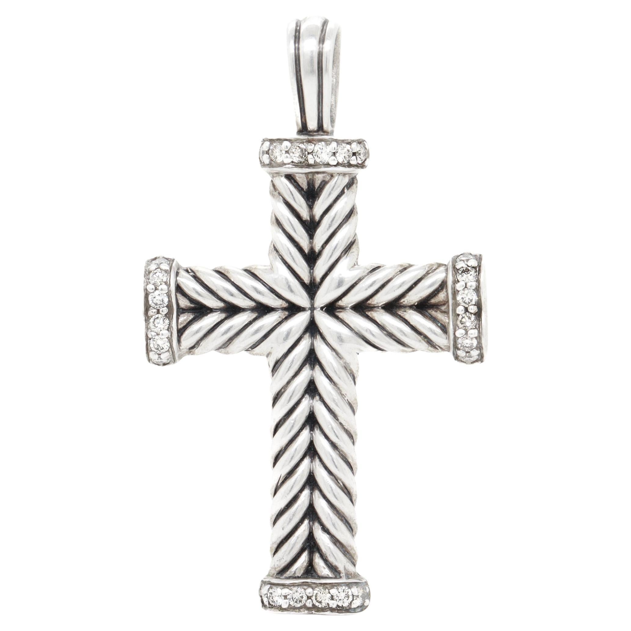 Pendentif en argent David Yurman Chevron Cross avec diamants en vente