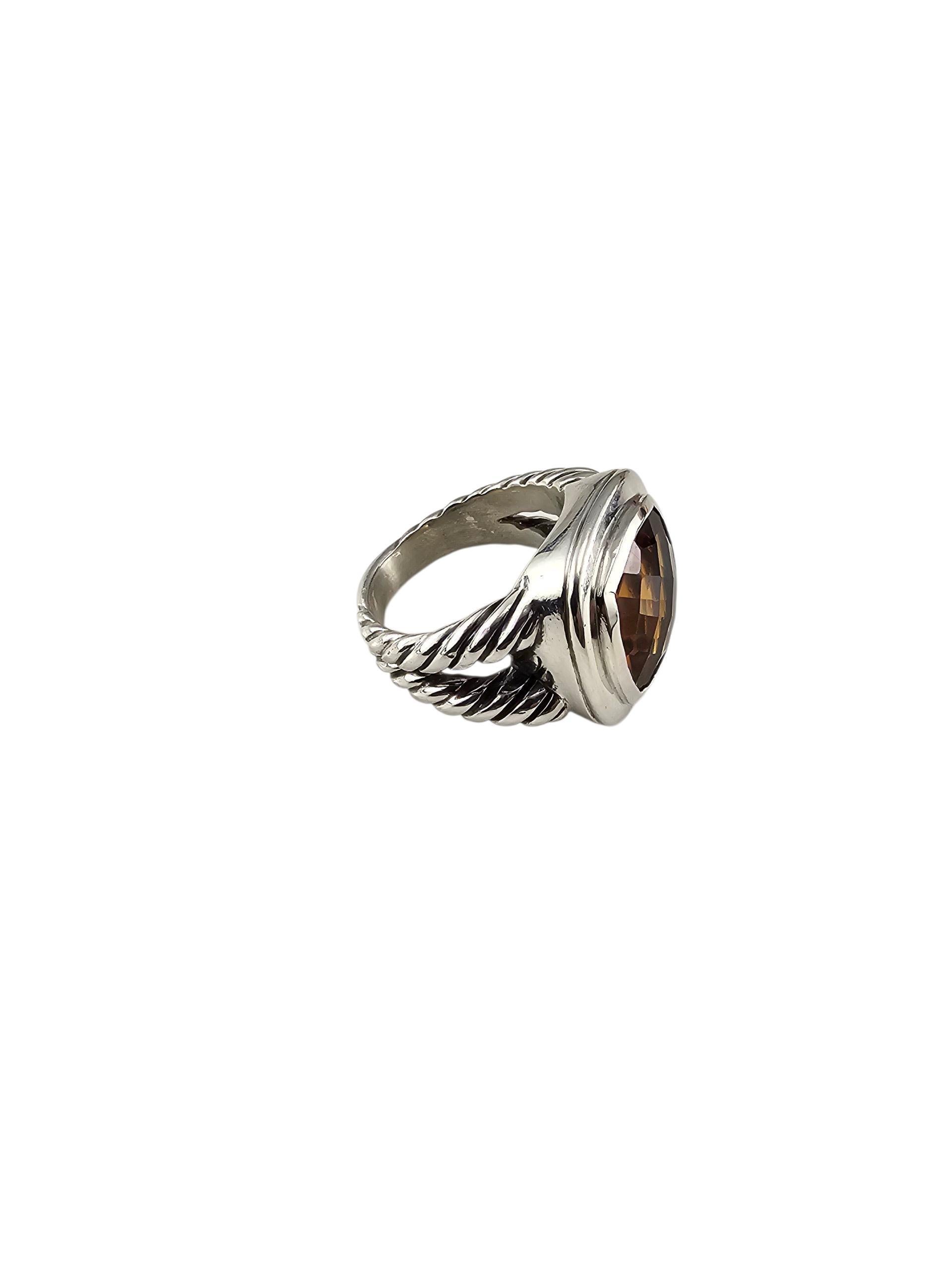 David Yurman Anello in argento Citrino Albion Misura 8,5

Questo sorprendente anello David Yurman presenta una gemma citrina dal taglio a cuscino riccamente sfaccettata, incastonata in argento massiccio e incorniciata dal caratteristico gambo a cavo