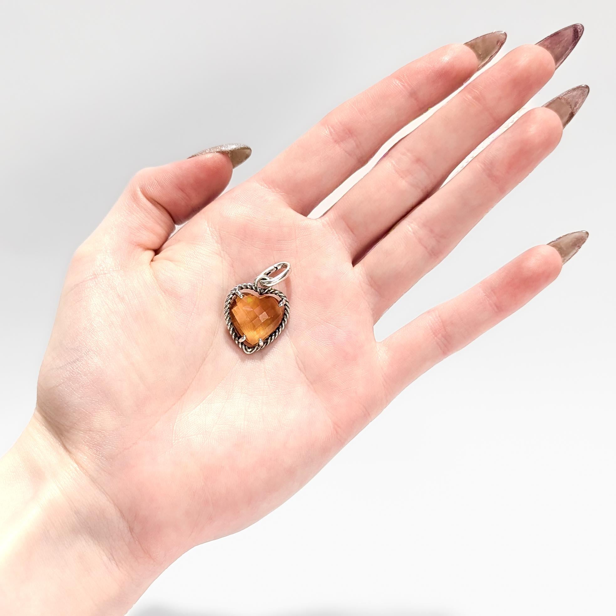 Ein feiner signierter Silber- und Citrin-Anhänger.

Von David Yurman.

Aus Sterlingsilber.

Mit einem facettierten Citrin, der in einer strukturierten Silberfassung gefasst ist.

Mit integriertem Bügel und Clip.

Markiert auf der Innenseite des