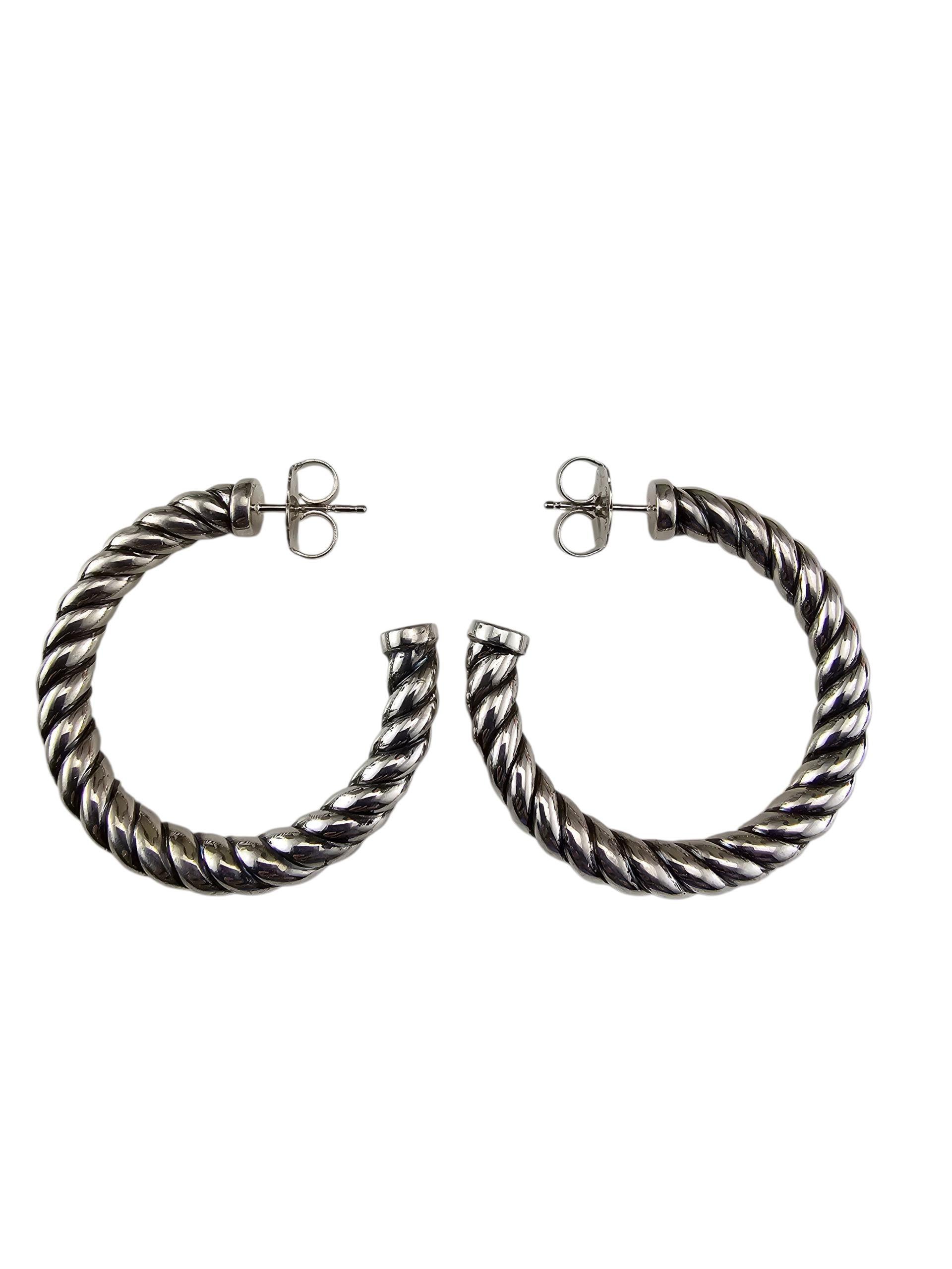 David Yurman - Orecchini classici a cerchio con cavo in argento sterling con astuccio-

Eleganti e senza tempo, questi autentici orecchini a cerchio David Yurman sono realizzati in argento sterling con il caratteristico design a cavi intrecciati del