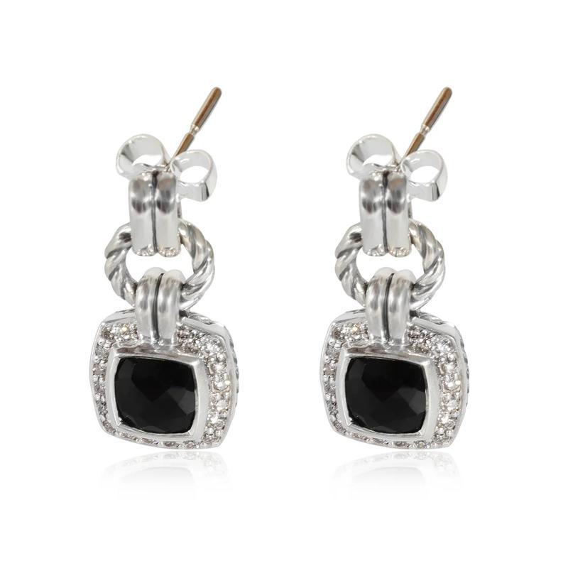 Eleva la tua eleganza con gli orecchini a goccia in argento sterling David Yurman con onice e diamanti. Realizzati con un'attenzione meticolosa ai dettagli, questi splendidi orecchini hanno come centro un lussuoso onice nero tagliato a cuscino,