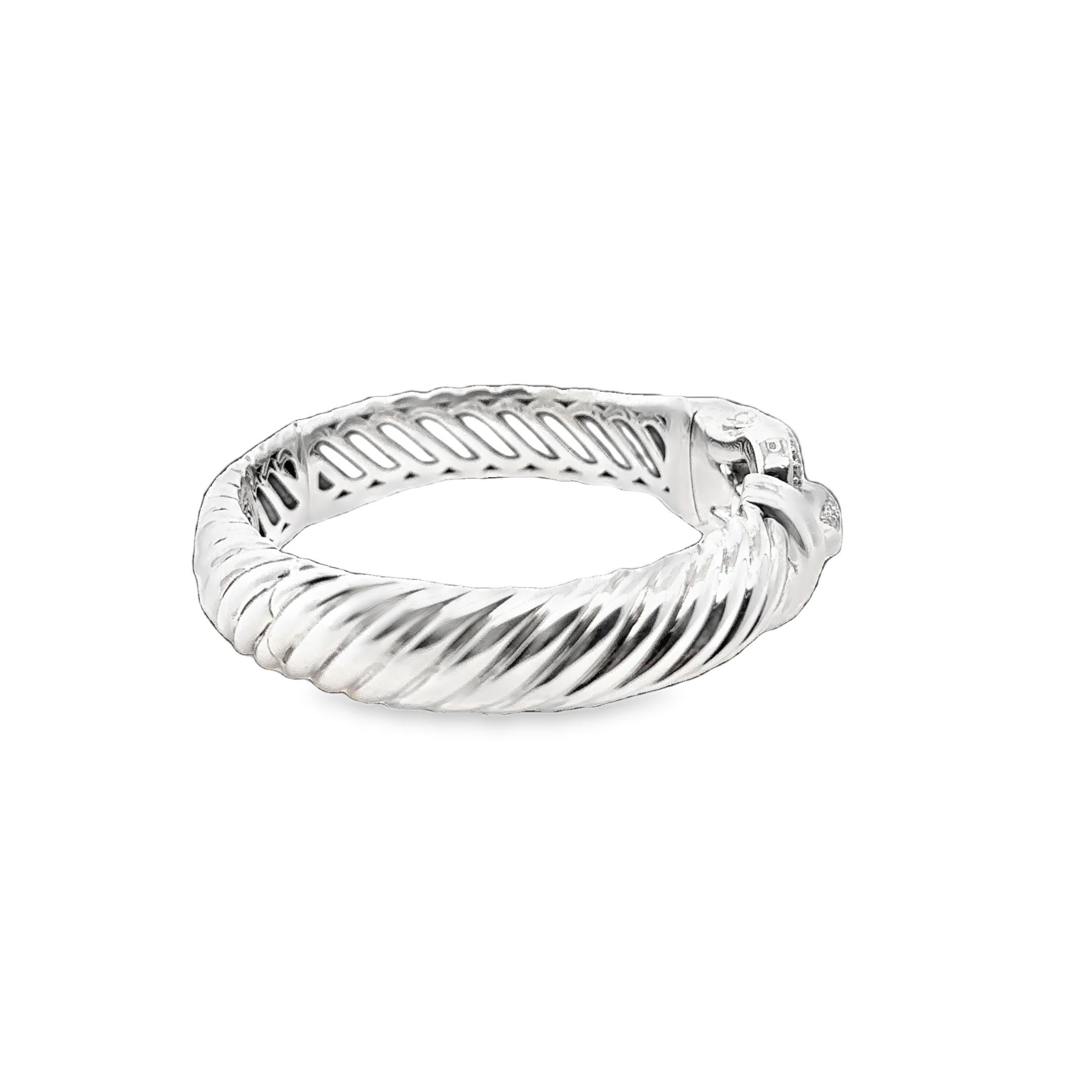 Elegante e duraturo, questo bracciale con diamanti in argento David Yurman è un pezzo forte che combina un design scultoreo con uno scintillio senza tempo. Realizzato con il caratteristico motivo a cavo di David Yurman, il bracciale presenta