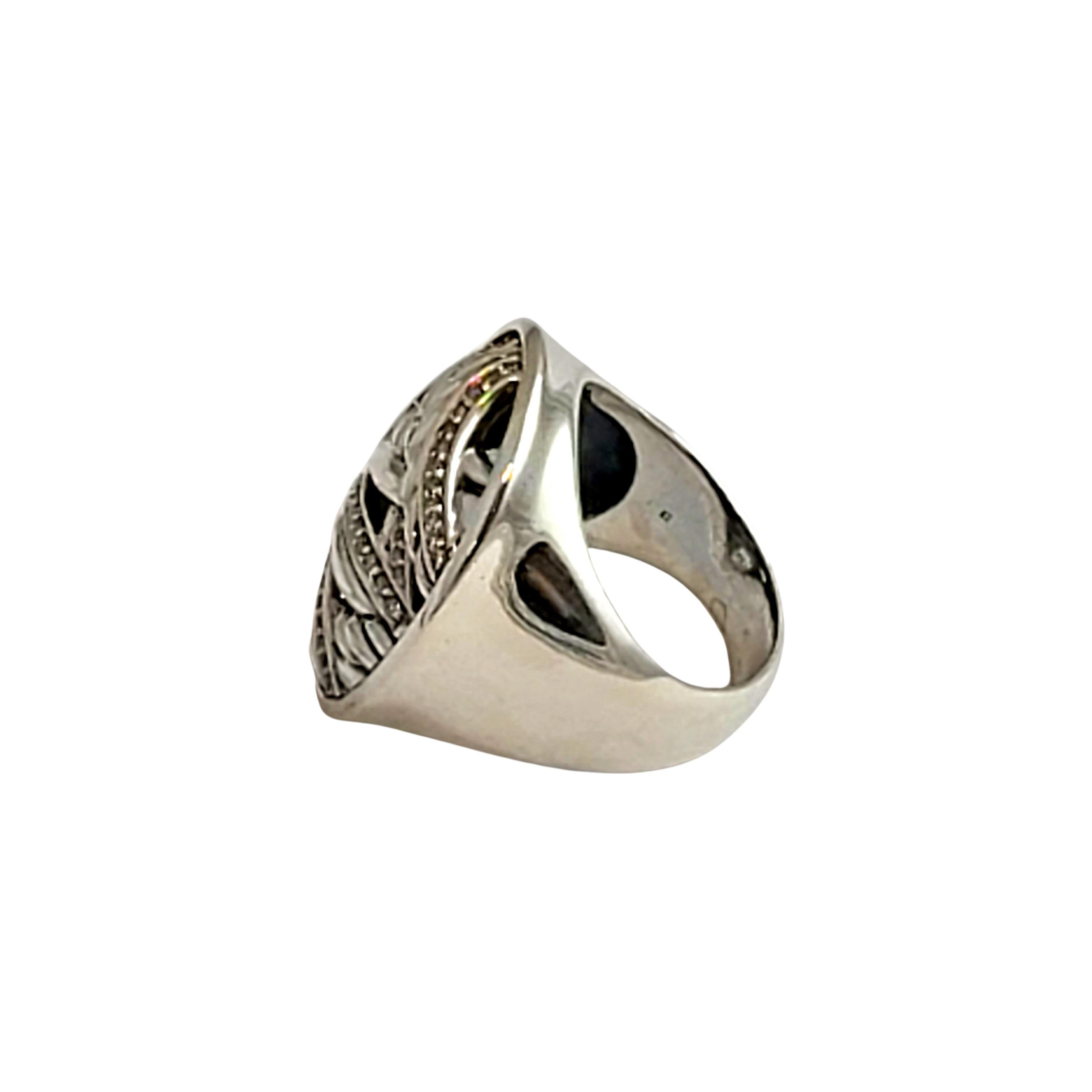 Sterling silver Diamond Papyrus Oval ring by David Yurman

Size 7.5

This beautiful sterling silver ring is by David Yurman, it features intertwined smooth polished, cable and diamond strands. Approximately .28 total carat weight.

Measures approx