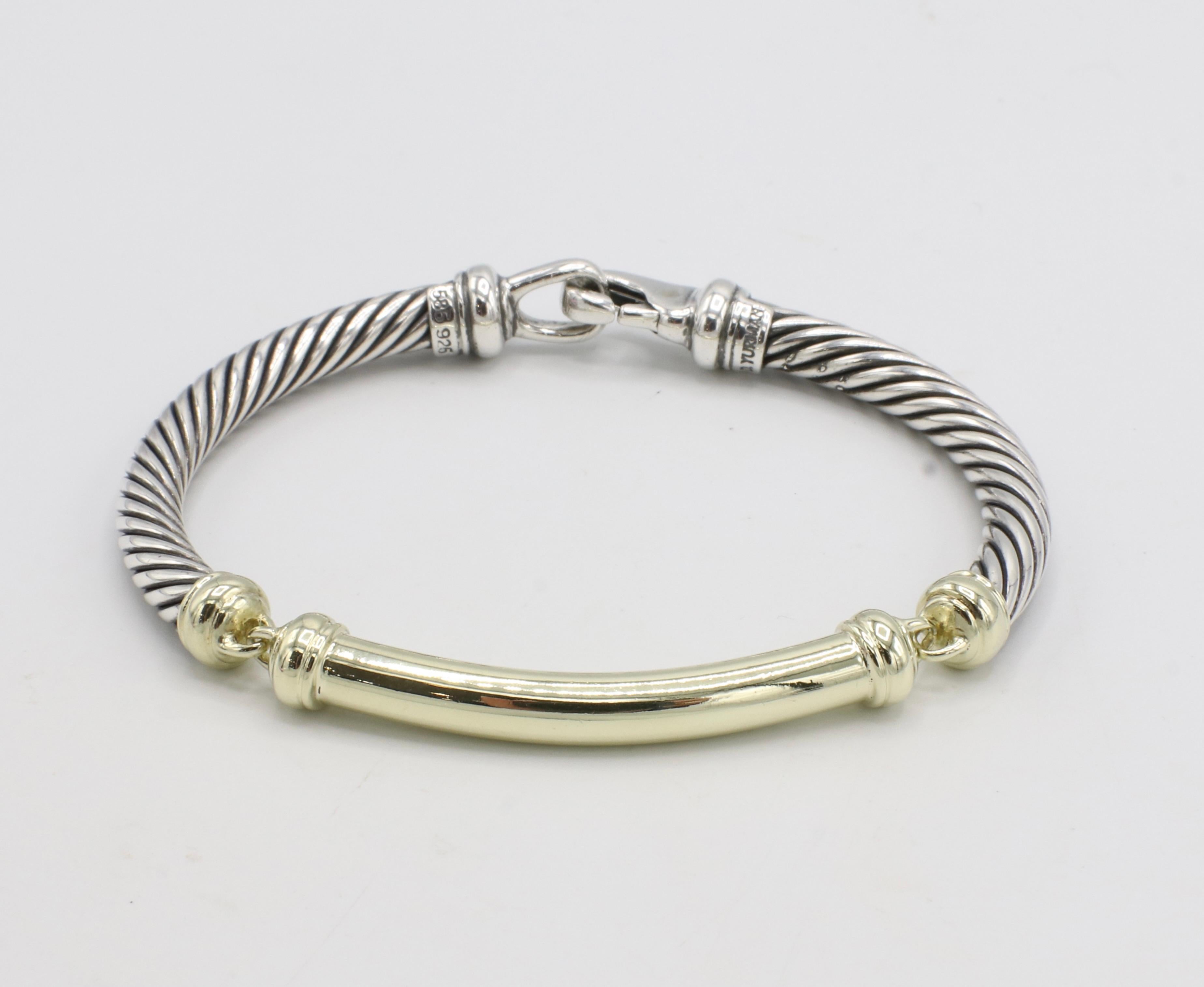 David Yurman Sterlingsilber & Gold Kabel-Bar-Armband 
Metall: Sterling Silber & 14k Gelbgold
Gewicht: 27.5 Gramm
Breite: 5mm
Umfang: 6,5 Zoll
Durchmesser: 2.5 Zoll 
Gezeichnet: ©D. YURMAN 585 925