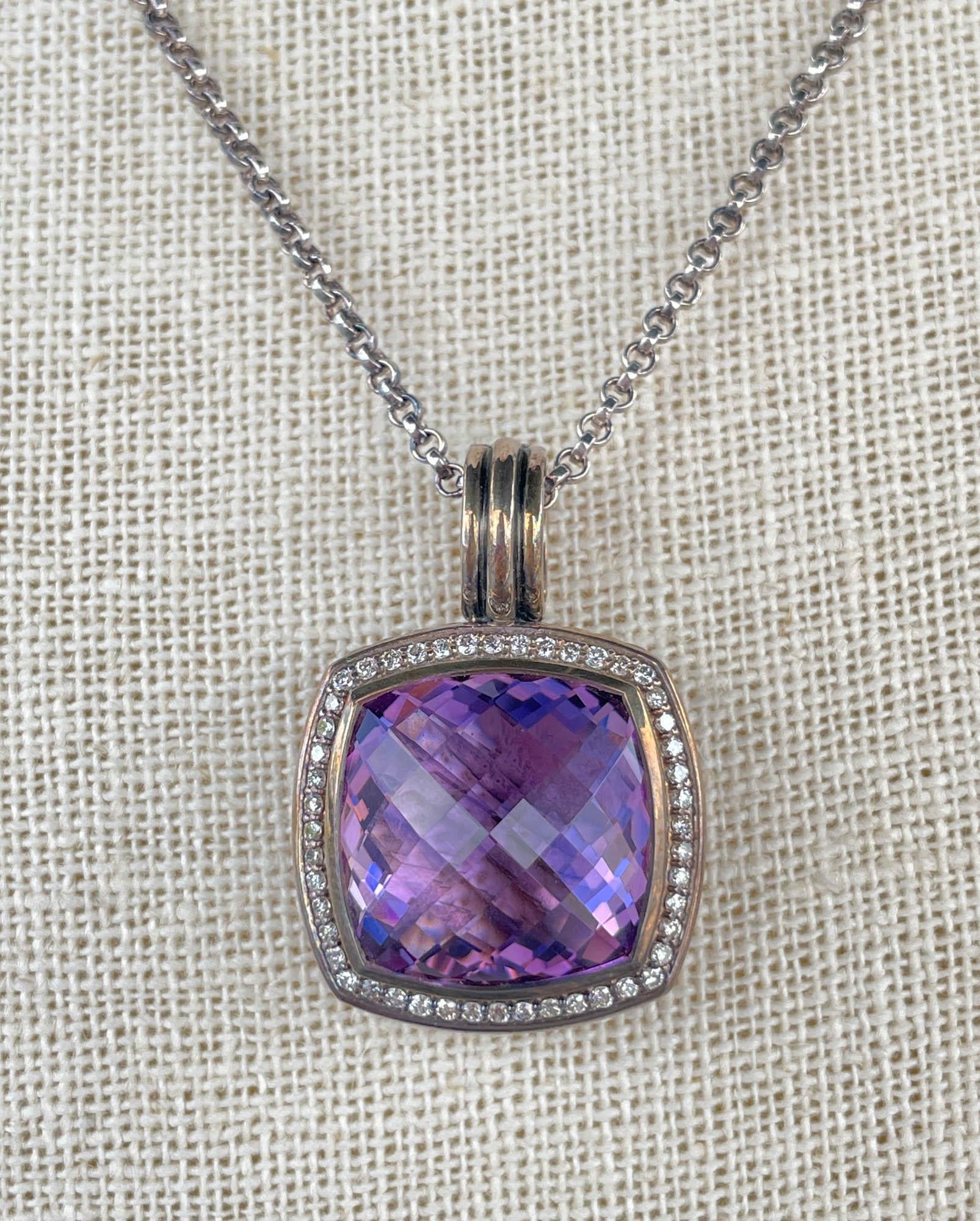 David Yurman Sterling Silber Amethyst und Diamant-Anhänger.
French Cut Lavendel Amethyst misst 14x14mm.
Es gibt 48 runde Brillanten, die im Halo gefasst sind; das geschätzte Gesamtgewicht beträgt 0,48ctw.
Die Maße des Anhängers sind 24,42x21,81 mm