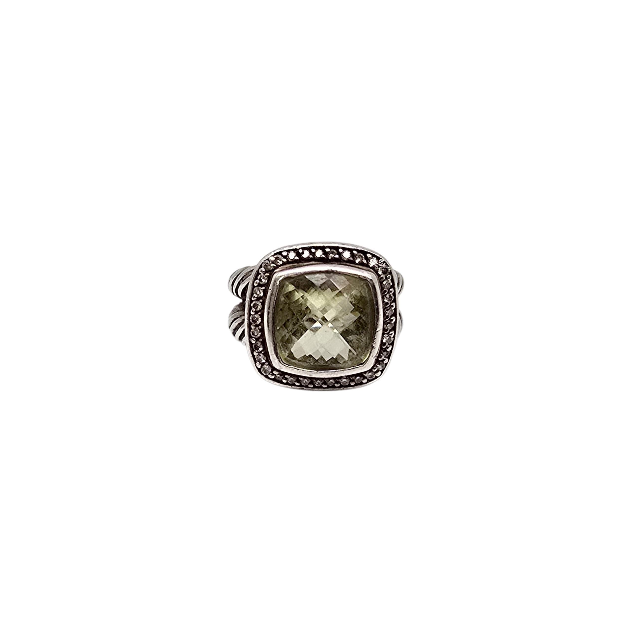 David Yurman Sterling Silber Zitronenquarz Diamant Albion Ring 11mm

Größe 5.5

Ein facettierter quadratischer Zitronenquarz, umgeben von 33 kleinen runden Diamanten, sitzt auf einer geteilten Schulter in einem Twist-Design.

Maße ca. 9,1g,