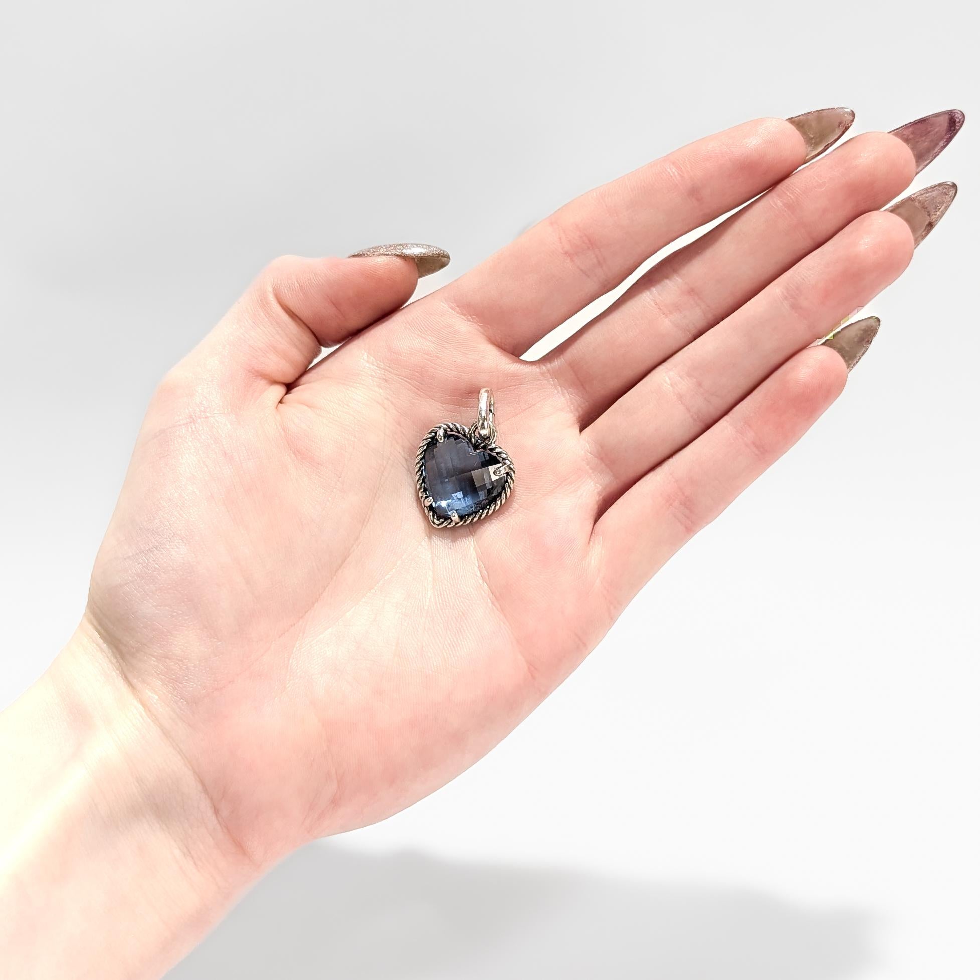 Ein feiner signierter Silber- und Blautopas-Anhänger.

Von David Yurman.

Aus Sterlingsilber.

Mit einem facettierten Londoner Blautopas in Zackenfassung in einer strukturierten Silberfassung.

Mit integriertem Bügel und Clip.

Markiert auf der