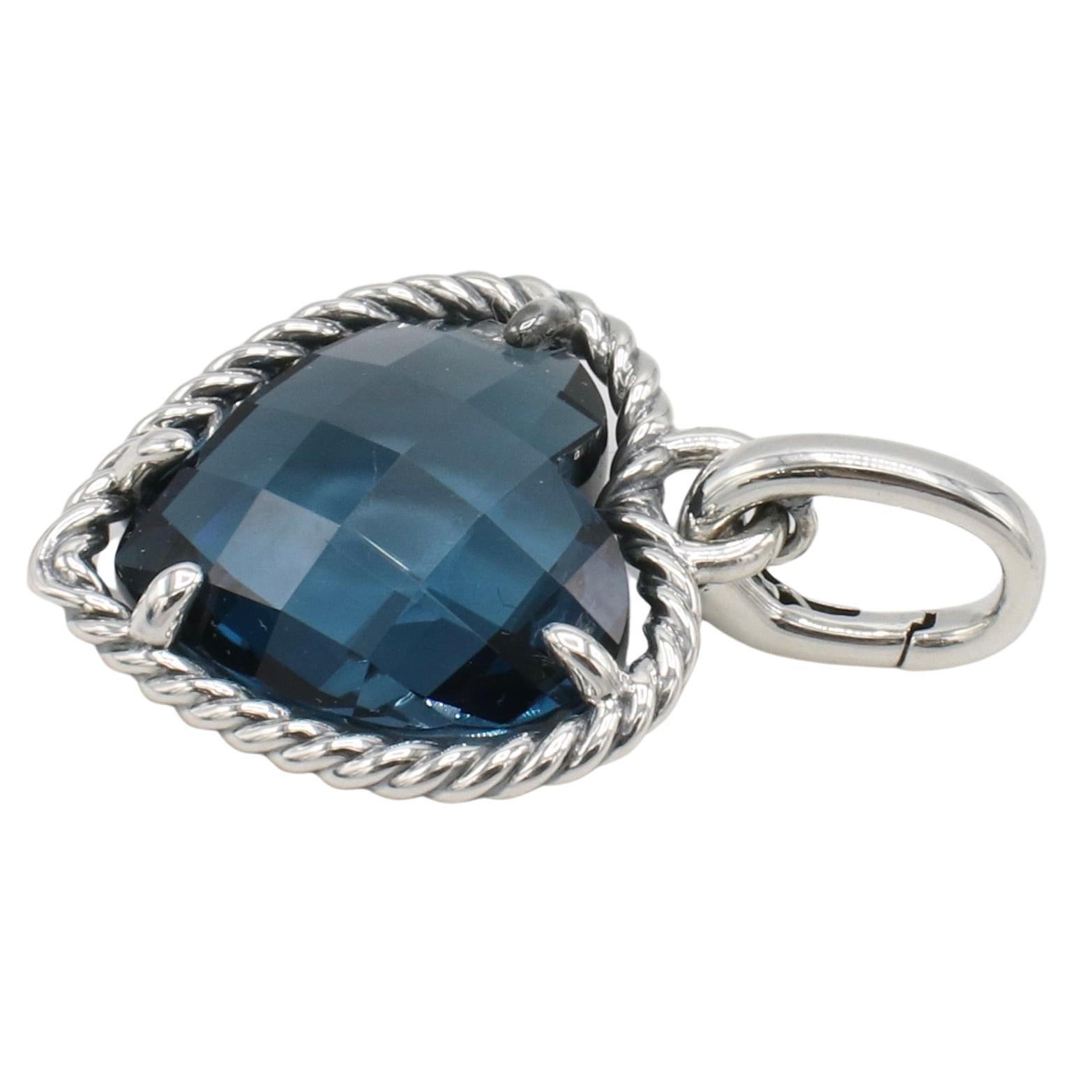 David Yurman Sterling Silber Londoner Blautopas Herz Charme Enhancer Anhänger 
Metall: Sterling Silber 925
Gewicht: 5.03 Gramm
Herz: 20mm
Ballenöffnung: 4 x 8 mm (Druckverschluss)
Unterzeichnet: ©D.Y. 925
Hinweis: nur Anhänger, keine Kette enthalten