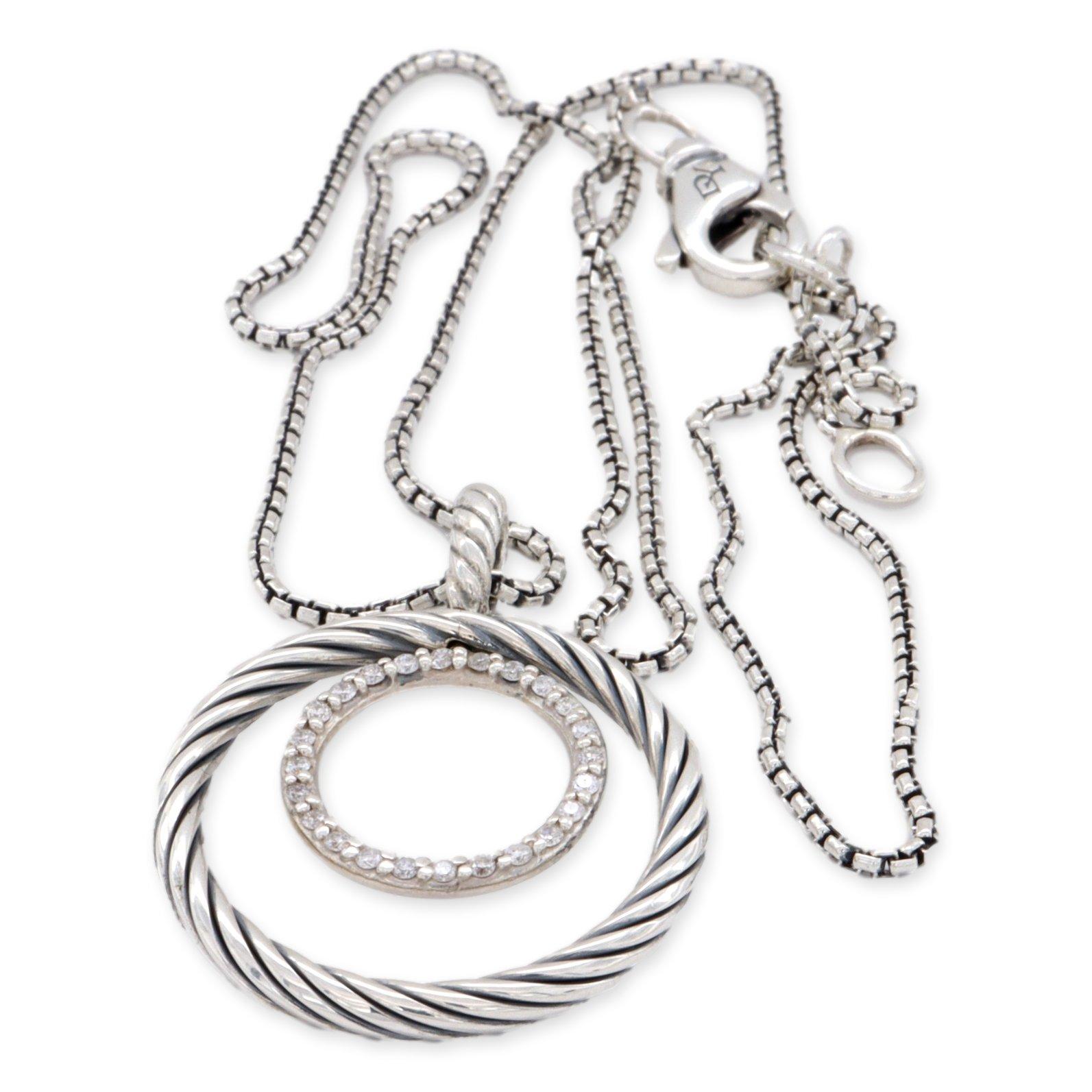 Collier David Yurman finement réalisé en argent sterling avec deux pendentifs en forme de cercle, l'un serti de diamants pavés pesant approximativement 0,16 carat total et l'autre avec un design de câble torsadé suspendu à une chaîne en boîte de