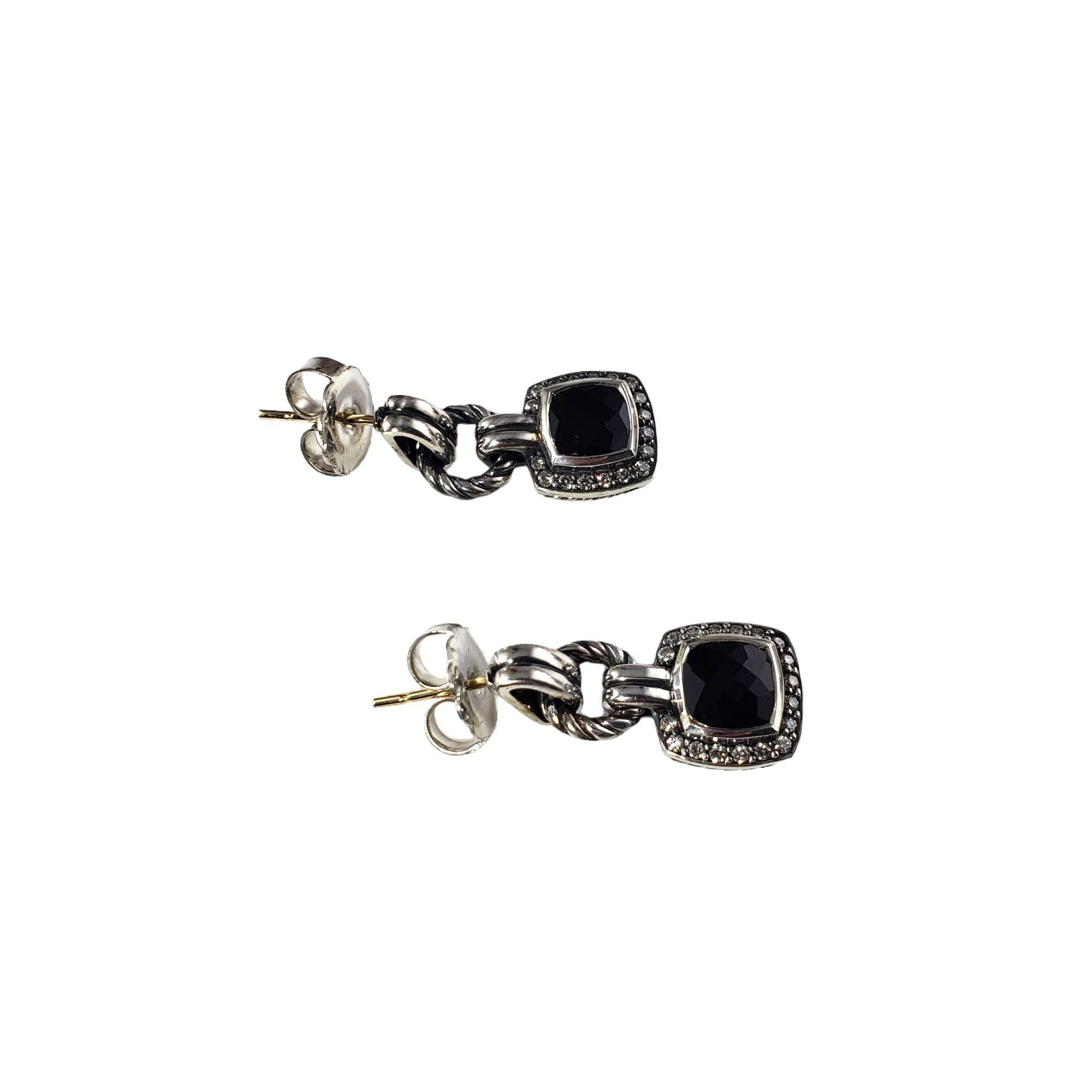 Vintage David Yurman Sterling Silver Onyx and Diamond Dangle Earrings-

These lovely David Yurman dangle earrings each feature one faceted onyx stone (6 mm x 6 mm) and 17 round brilliant cut diamonds.

* Backs are not David Yurman

Total diamond