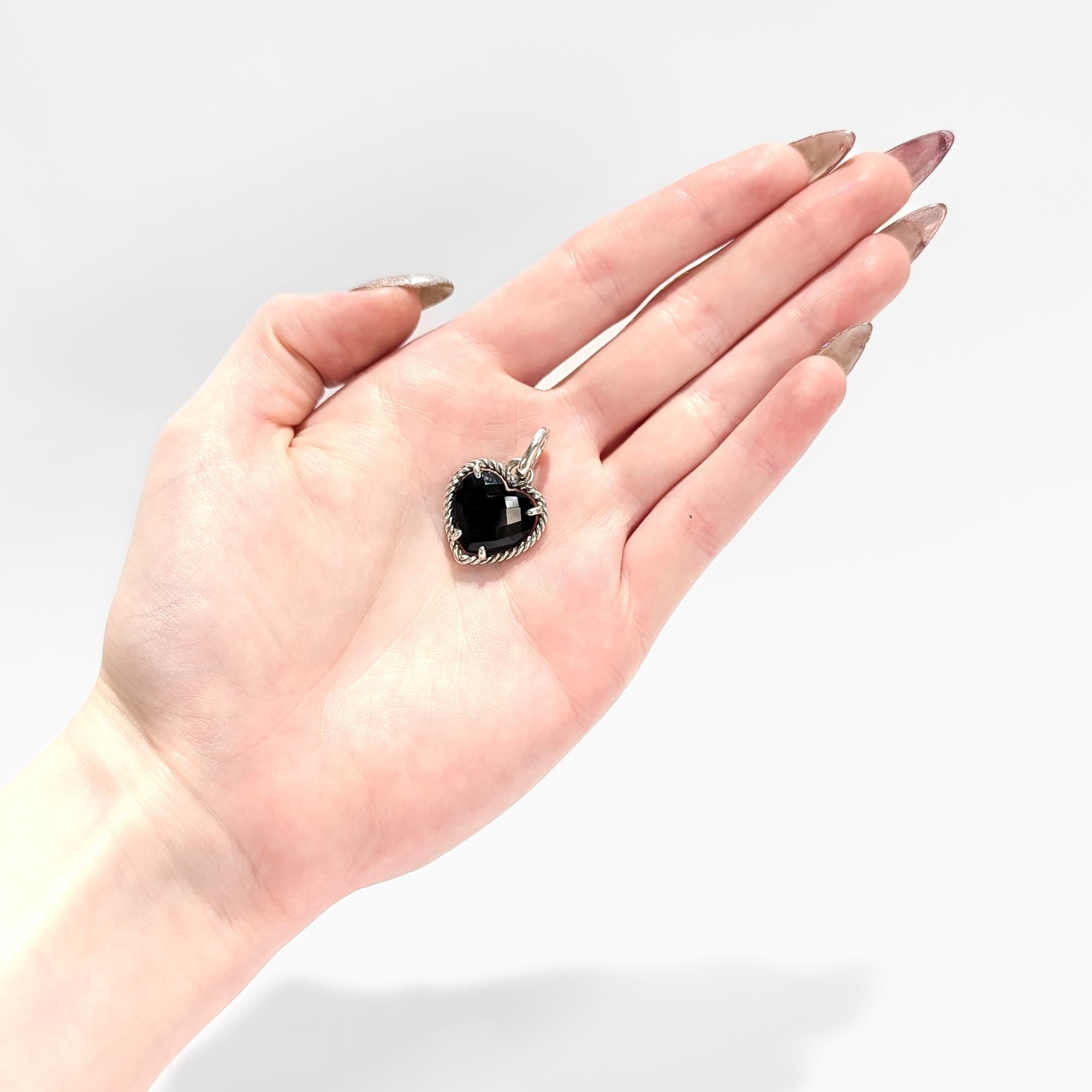 Ein feiner signierter Silber- und Onyx-Anhänger.

Von David Yurman.

Aus Sterlingsilber.

Mit einem facettierten Onyx in Zackenfassung in einer strukturierten Silberfassung.

Mit integriertem Bügel und Clip.

Markiert auf der Innenseite des