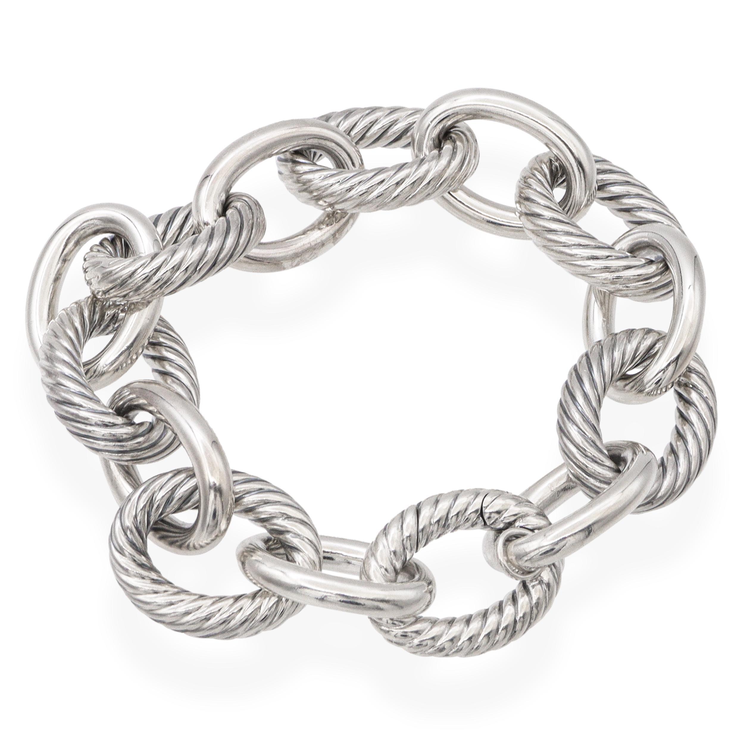Audace e splendidamente bilanciato, questo bracciale David Yurman mette in mostra l'estetica iconica del designer attraverso una serie di maglie ovali alternate, lucide e con texture a cavo. Realizzate in argento sterling, le maglie oversize a