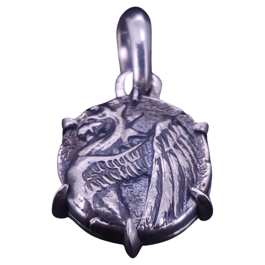 David Yurman Sterling Silver Petrvs Dragon Coin amulet Pendentif en vente