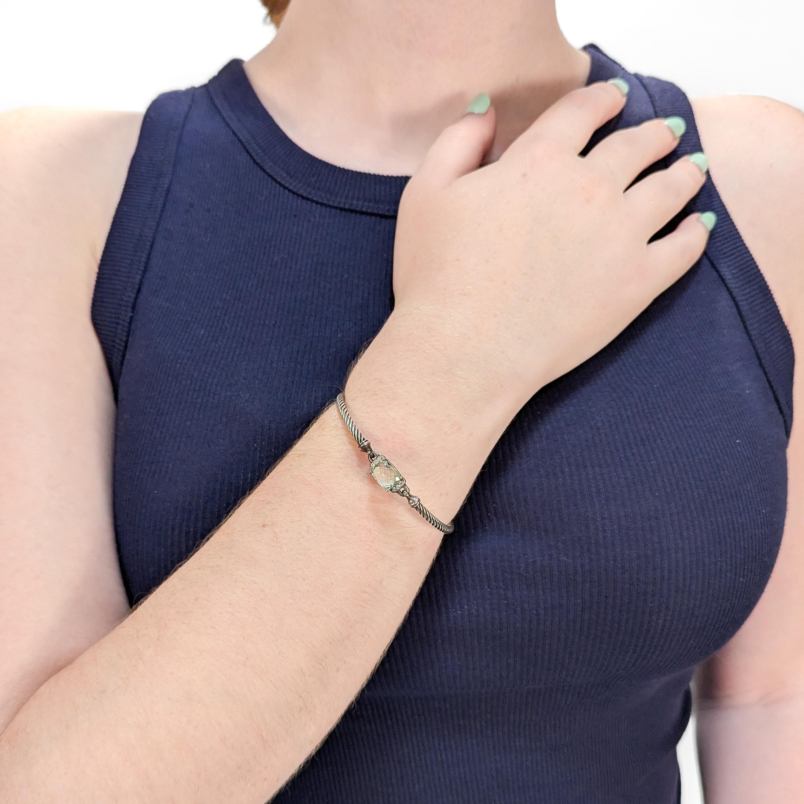 Pulsera de plata fina firmada y piedras preciosas.

Por David Yurman.

En plata de ley. 

En el patrón de Wheaton.

Con un topacio azul ovalado de talla cojín flanqueado a ambos lados por pequeños diamantes de acento.

Con cierre de