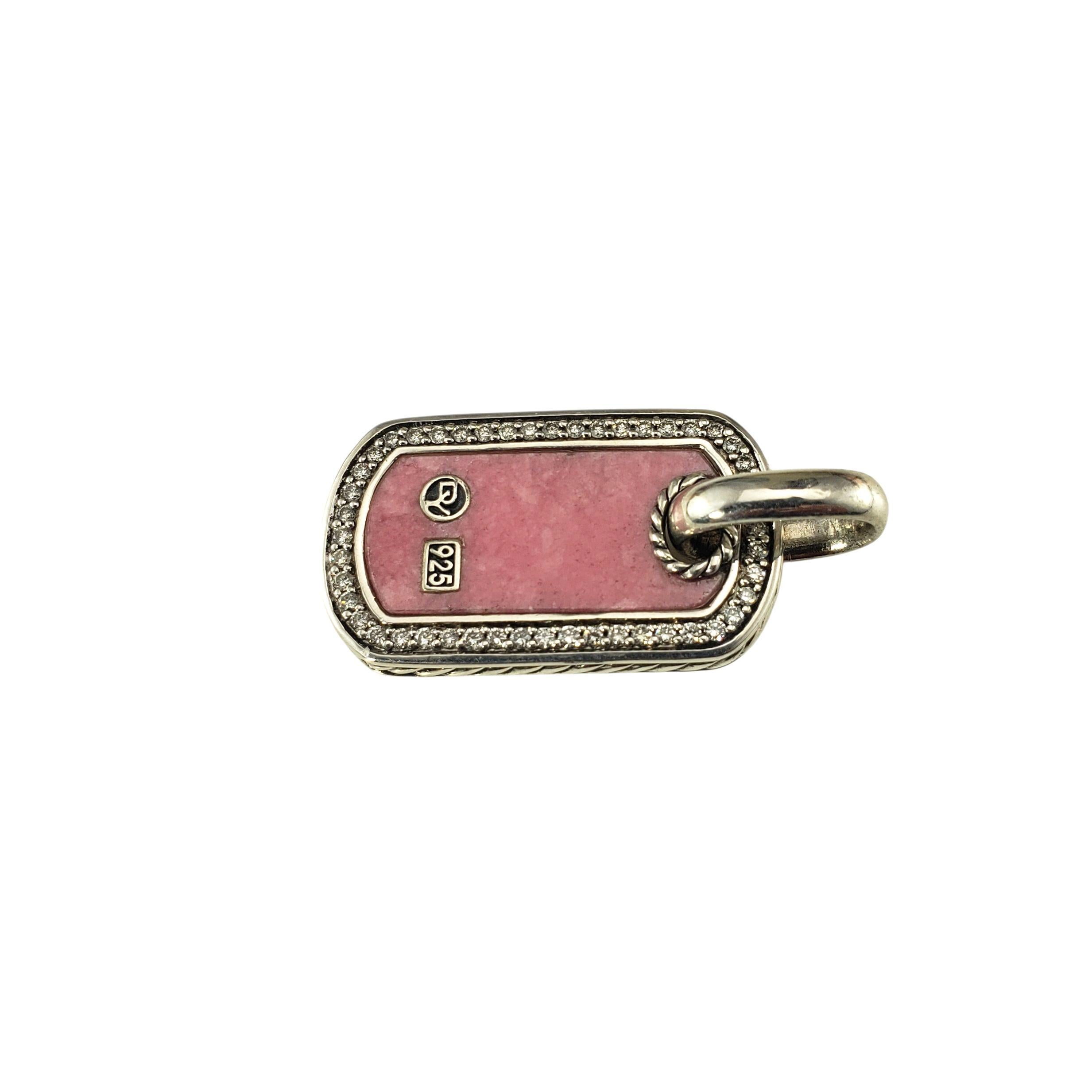 Colgante de plata de ley con rodolita y diamantes David Yurman

Este colgante David Yurman está elaborado en plata de ley con un vibrante granate rodolita enmarcado por un borde de 49 brillantes diamantes. Diseñado con el clásico estilo de placa de
