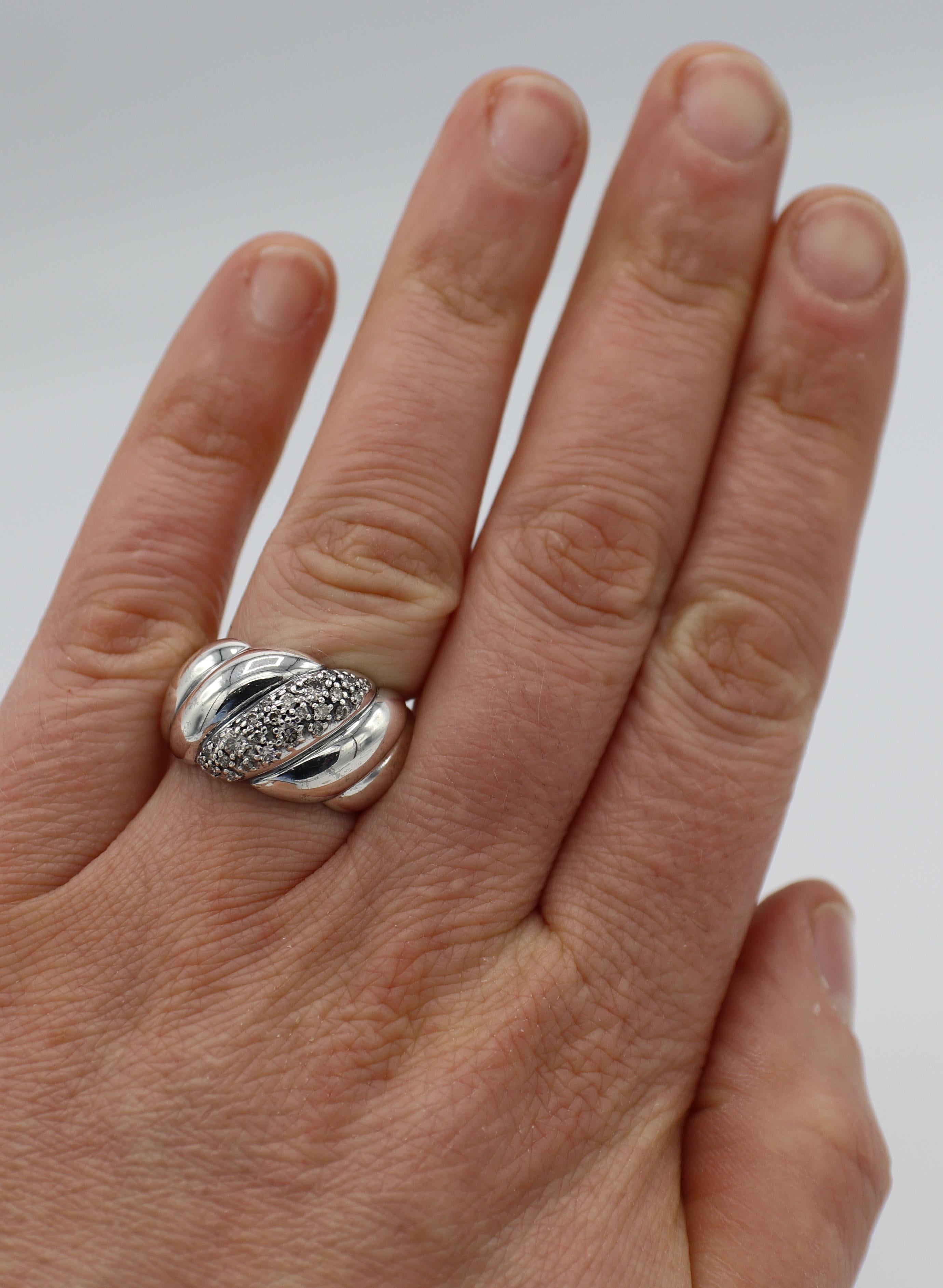 David Yurman Sterlingsilber-Diamant-Ring mit geformtem Kabel 
Metall: Sterling Silber 925
Gewicht: 13.4 Gramm
Diamanten: Ca. .30 CTW G-H VS runde Diamanten
Größe: 7 (US)
Breite: 7,5 - 12,8 mm
Unterzeichnet: D.Y. 925