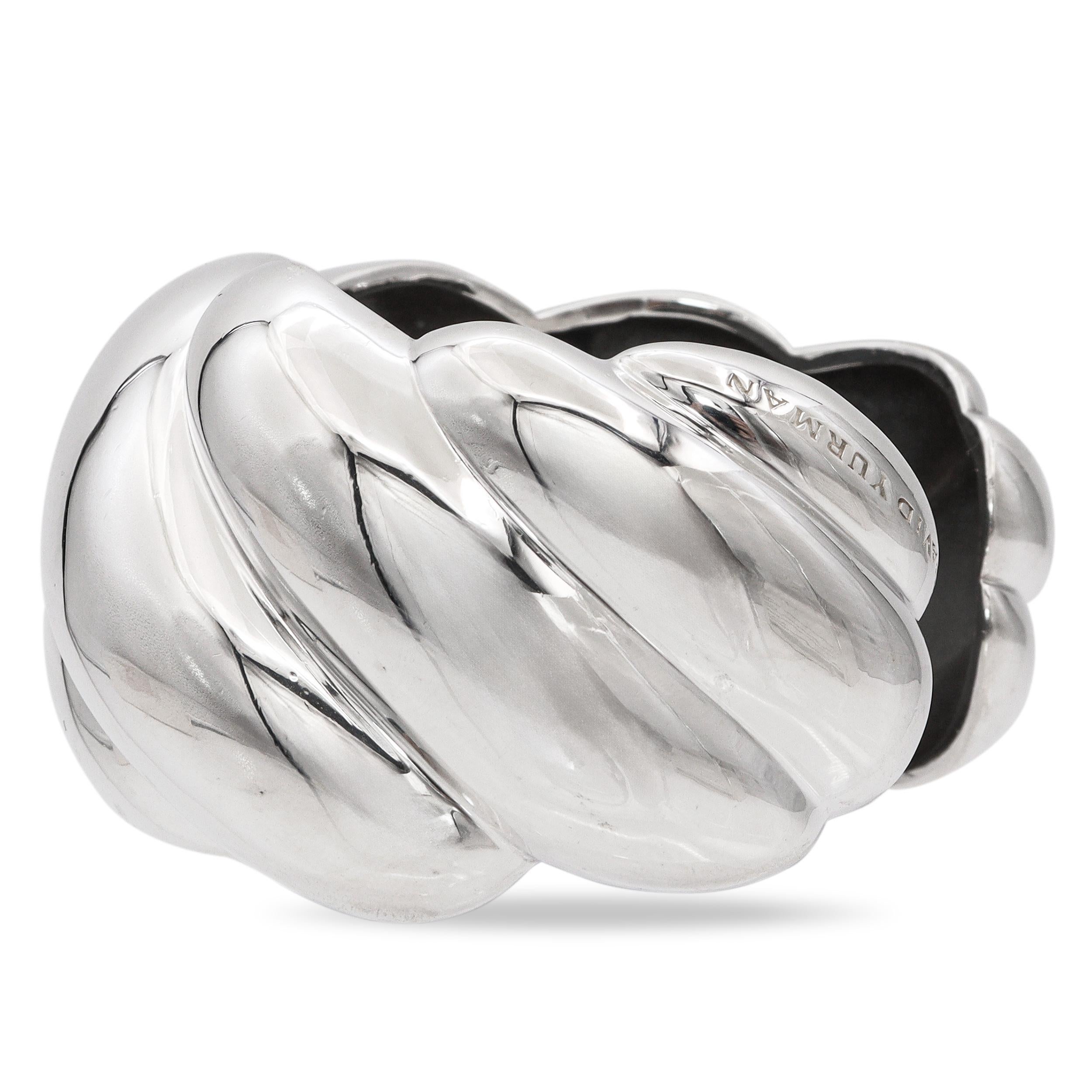 David Yurman Sterling Silver Sculpted Cable Wide Manschettenarmband im Zustand „Hervorragend“ im Angebot in New York, NY