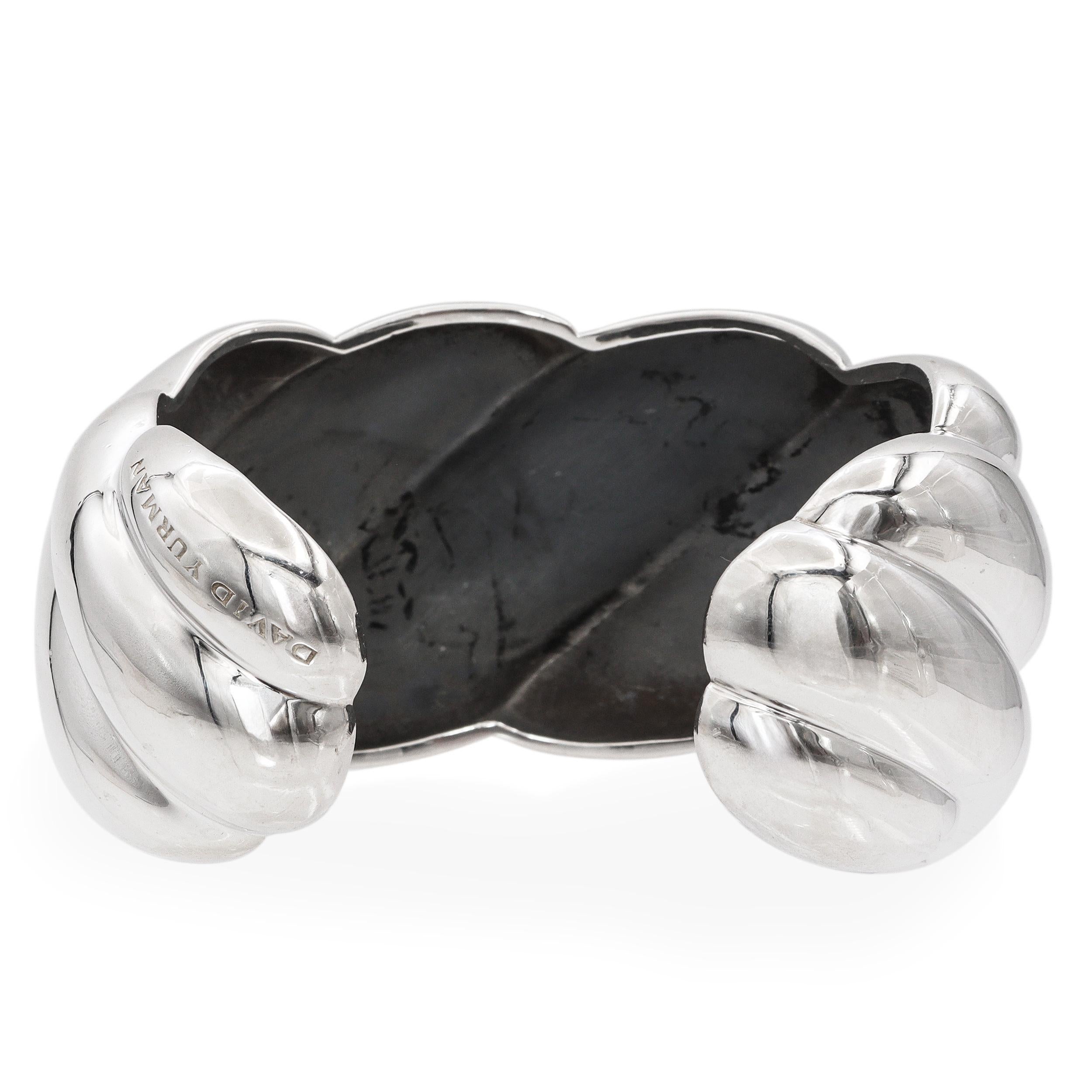 David Yurman Sterling Silver Sculpted Cable Wide Manschettenarmband für Damen oder Herren im Angebot