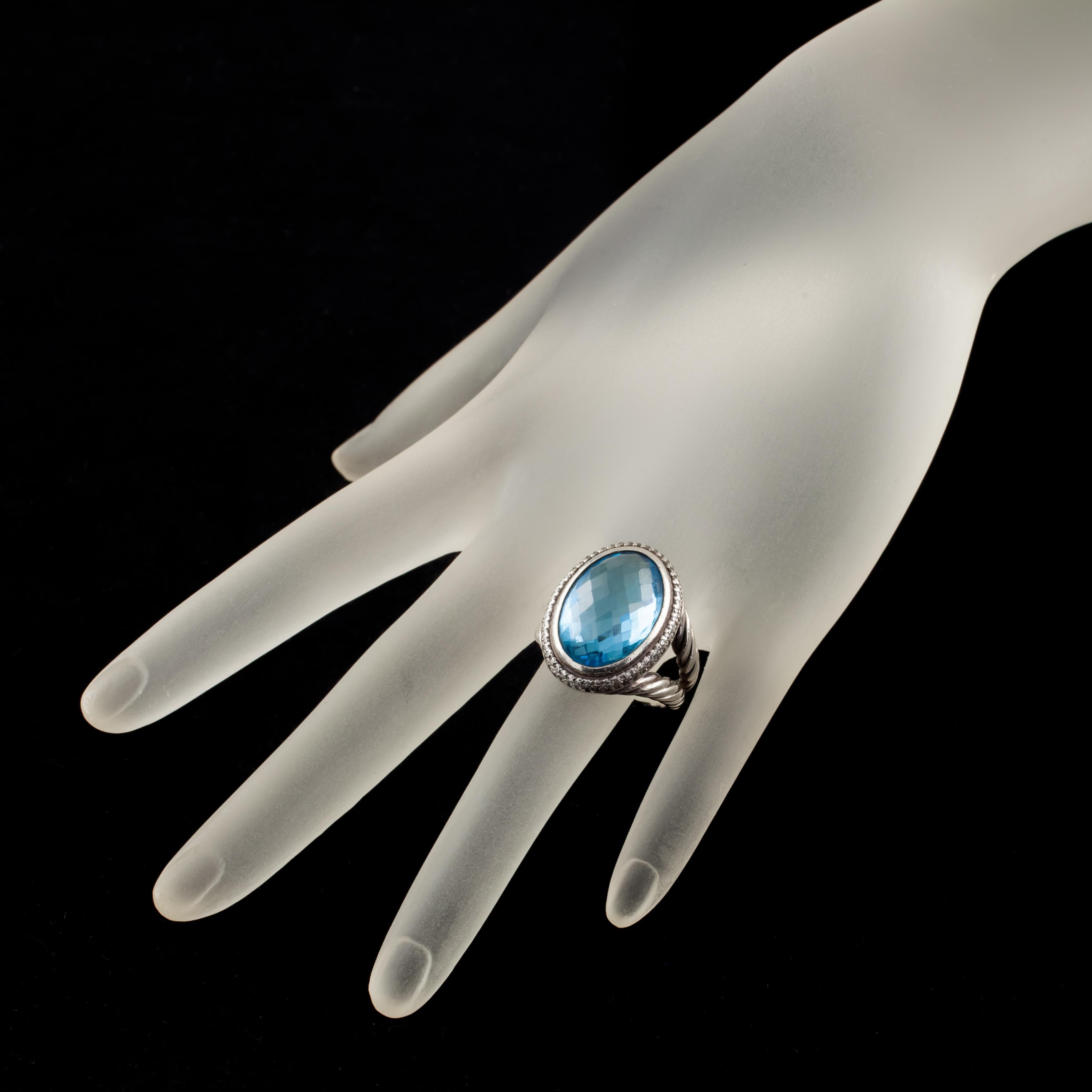 Splendido anello con firma in topazio blu di David Yurman
Caratteristiche Topazio blu con taglio a cuscino e castone con diamanti rotondi
Dimensioni approssimative di Topazio = 12 mm x 18 mm
Dimensioni approssimative dell'impostazione = 22 mm x 17