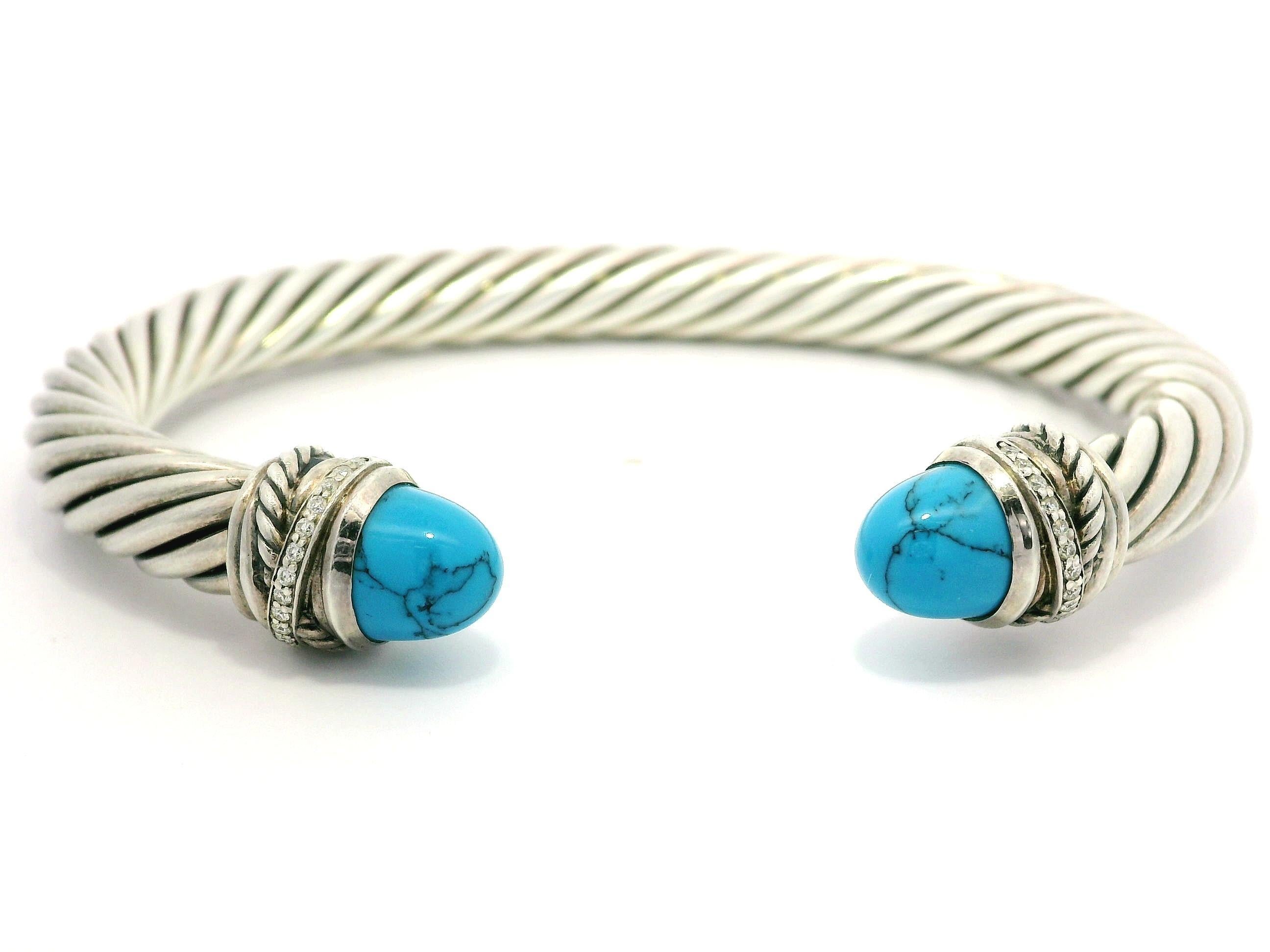 -A. Stone
(2) Turchese naturale autentico - Cabochon rotondo - Colore blu brillante con venature nere - 7,61 mm (circa)
(24) Diamanti Nature autentici - Taglio rotondo Brilliante - Bel Colore Whiting

Materiale: Argento Sterling .925
Peso: 40,81