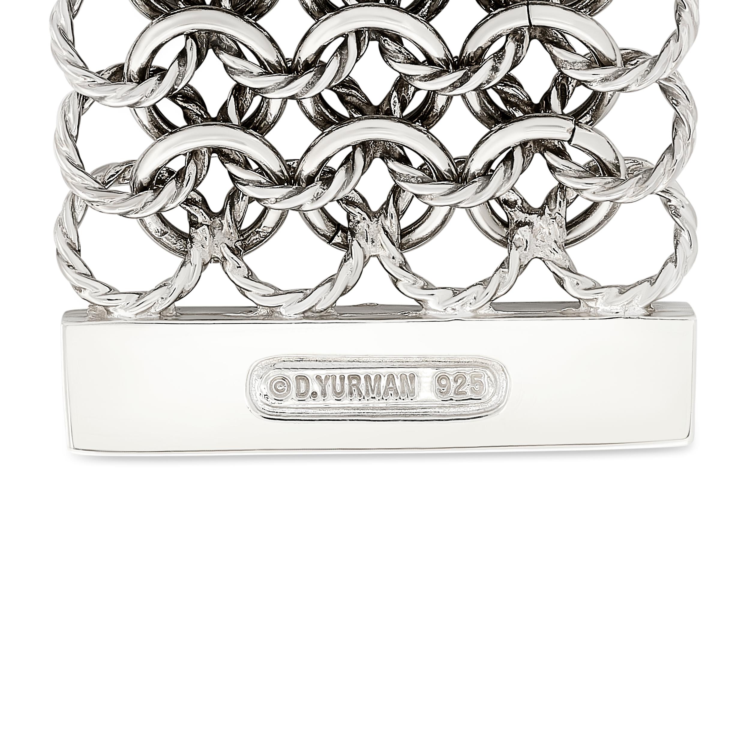 Das elegante David Yurman-Sterlingsilberarmband mit schillernden Diamanten strahlt zeitlose Raffinesse und raffinierten Luxus aus. Das Armband hat 45 runde Diamanten mit einem Gewicht von ca. 1,00 Karat, Qualität VS und Farbe von H-J. 

Gestempelt