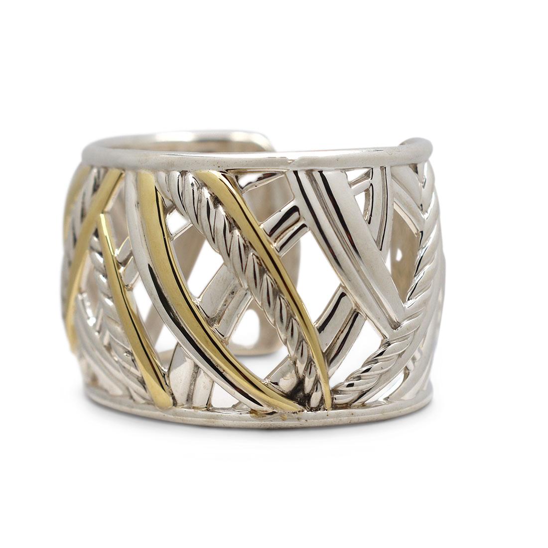 Authentisches David Yurman Manschettenarmband aus Sterlingsilber und 18 Karat Gelbgold. Das Armband weist ein durchbrochenes Crossover-Muster auf. Passt bis zu einem Handgelenk von 5 1/2 Zoll. Signiert David Yurman, 925, 750. Das Armband ist nicht