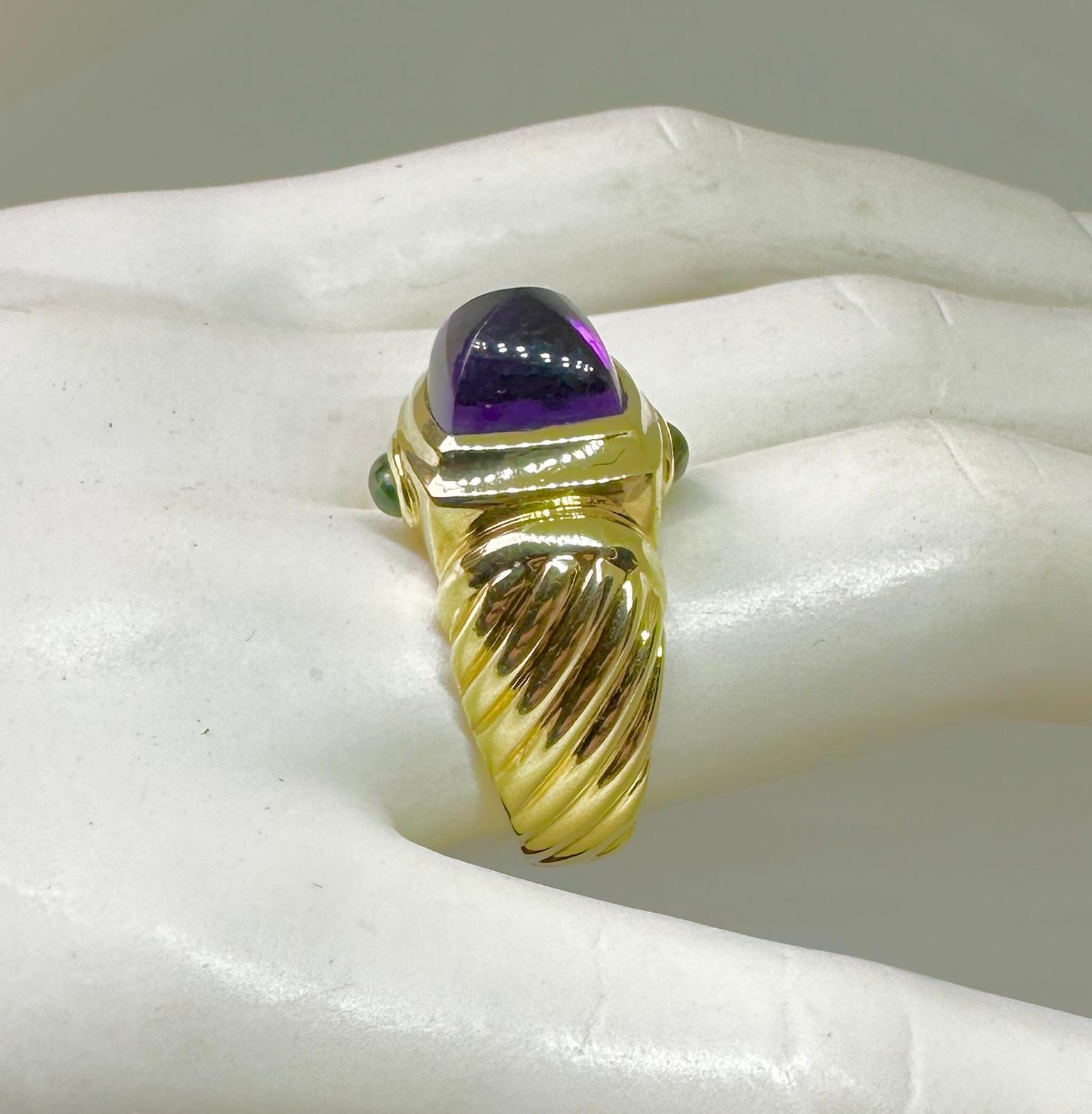 MAGNÍFICO ANILLO DAVID YURMAN DE AMATISTA SIBERIANA Y TURMALINA VERDE EN ORO AMARILLO DE 14 QUILATES.  EL IMPRESIONANTE ANILLO FIRMADO POR D. YURMAN TIENE EN EL CENTRO EL CABUJÓN DE AMATISTA SIBERIANA MÁS HERMOSO DE SUGARLOAF.  A AMBOS LADOS DEL