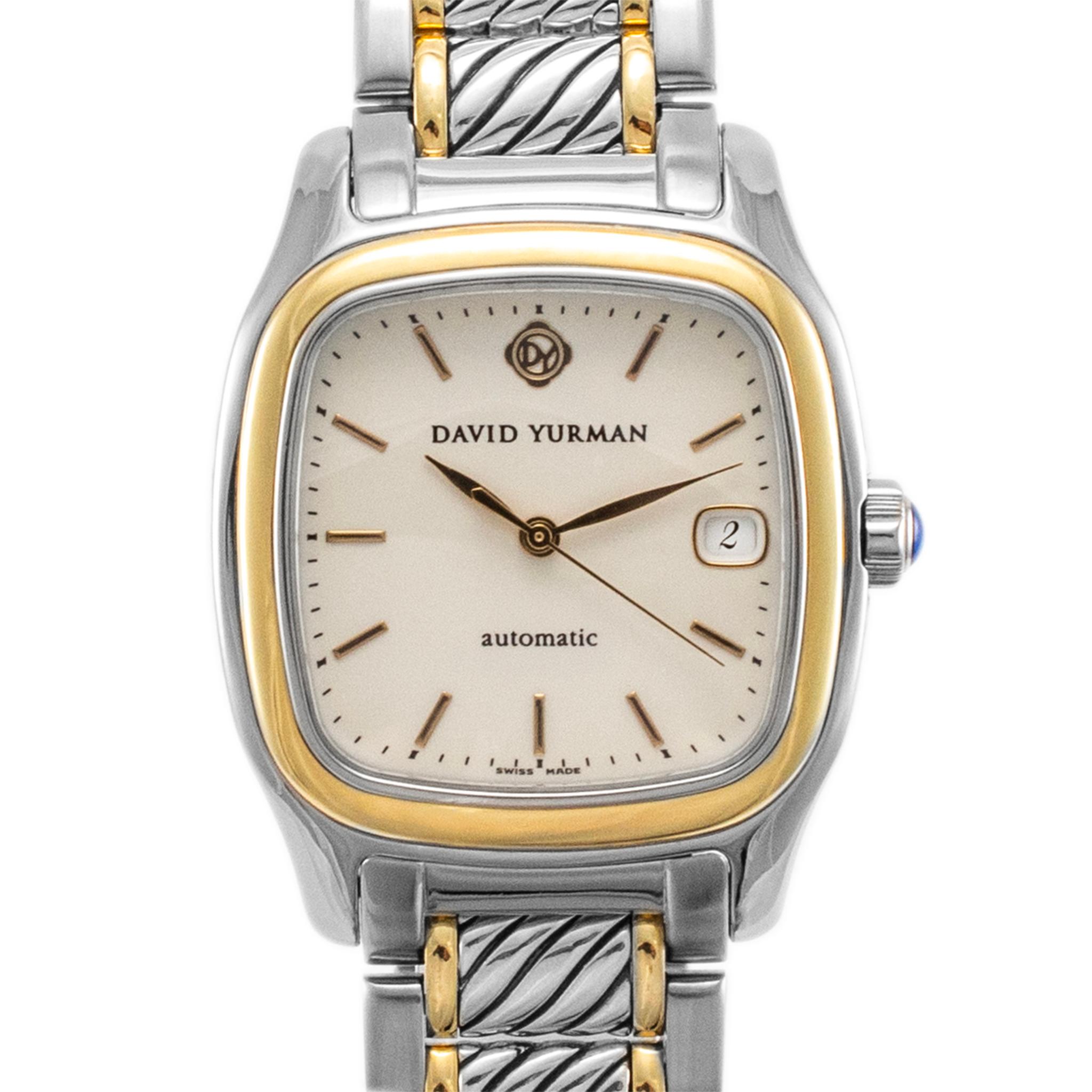 Marke: David Yurman

Geschlecht: Unisex

Metall Typ: 18K Gelbgold & Edelstahl

Durchmesser: 36,00 mm

Gewicht: 147.00 Gramm

Schweizer Uhr aus 18 Karat Gelbgold und Edelstahl. Die Metalle wurden getestet und als 18-karätiges Gelbgold und rostfreier