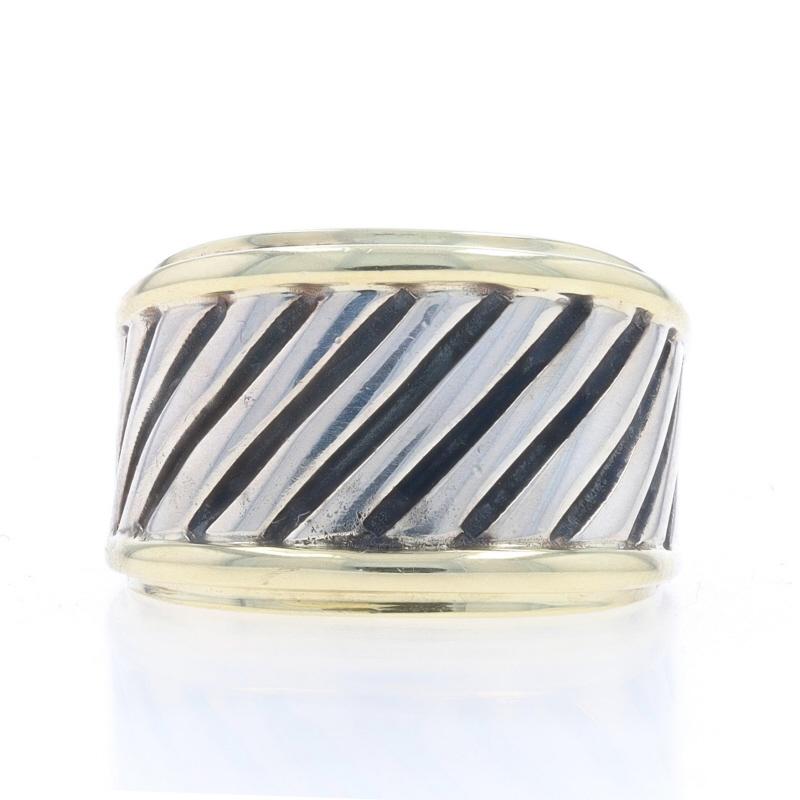 Größe: 6 1/2
Gebühr für Größenanpassung: 2 Größen hoch für $40 oder 1 Größe runter für $30

Marke: David Yurman
Collection'S: Vollblut
Design: Zigarrenband

Metall Inhalt: Serling Silber & 14k Gelbgold

Stil: Statement-Band
Merkmale: Gerippte