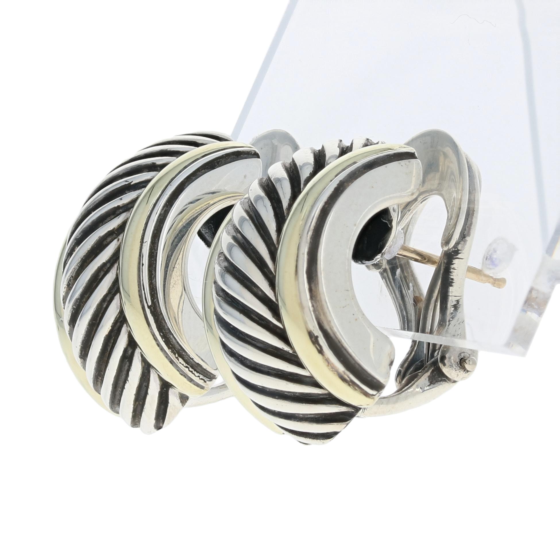 Marke: David Yurman
Sammlung: Vollblut 

Metallgehalt: Garantiert Sterling Silber & 14k Gold wie gestempelt
Stil: J-Hoop
Verschlusstyp: Omega-Verschlüsse
Abmessungen: 15/16