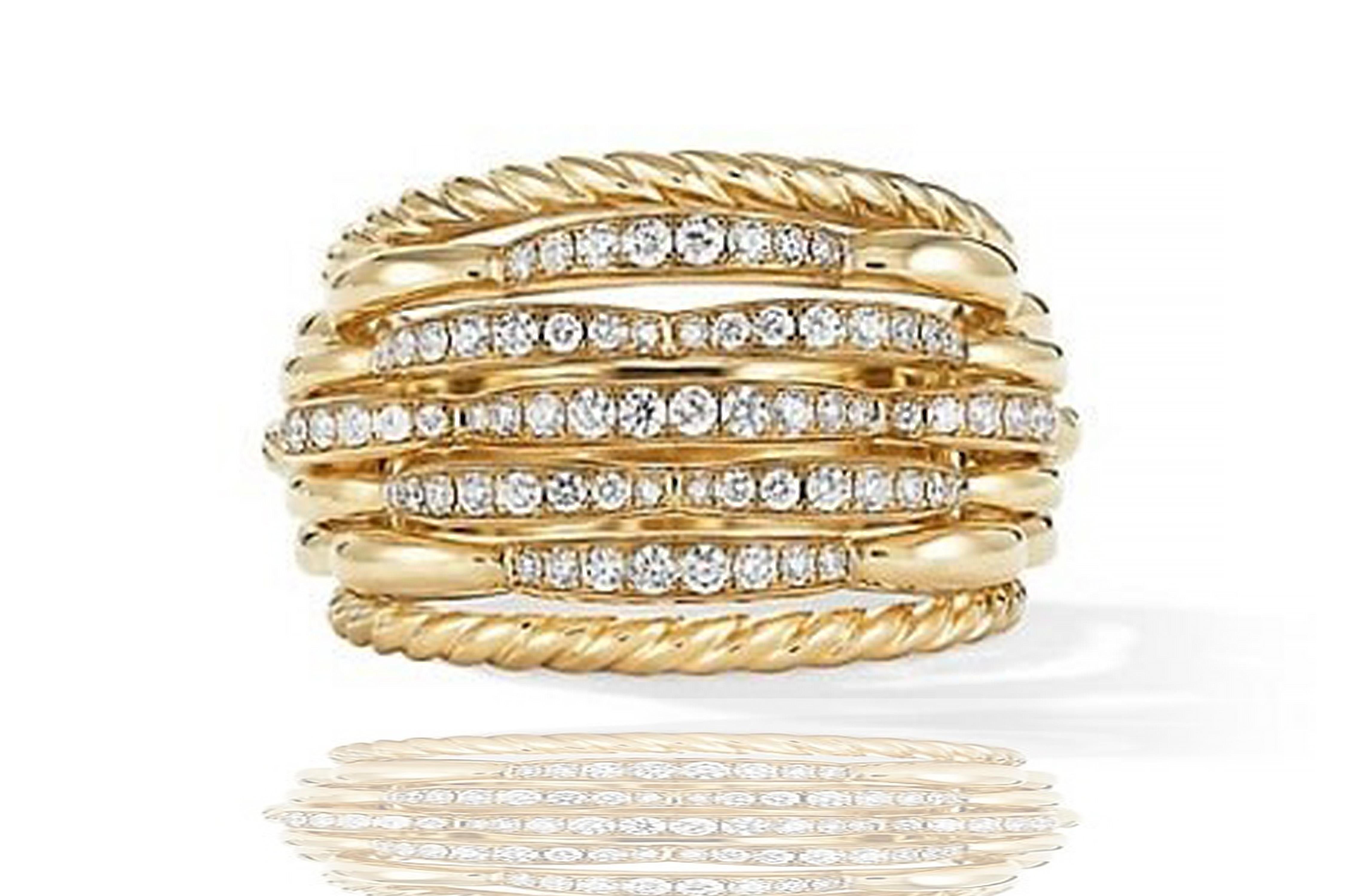 Aus der Kollektion Tides.18K Gelbgold Pavé-Diamanten, 0,49 , 16mm  ÜBER DIE MARKE David, ein Bildhauer, und seine Frau Sybil, eine Malerin, gründeten 1980 in New York City ihre innovative Schmuckmarke. Seitdem hat das amerikanische Designhaus