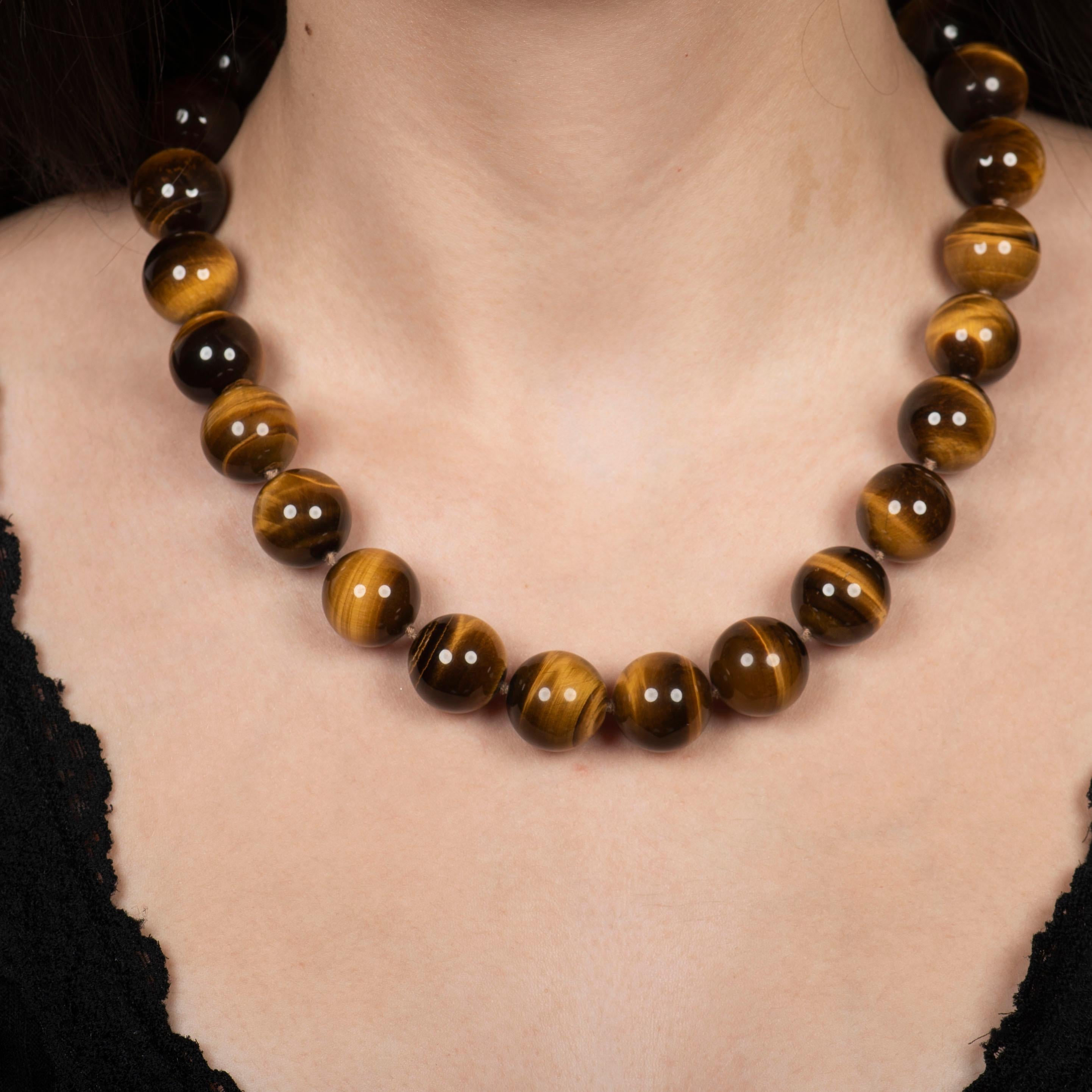 This unique David Yurman Tiger's Eye Bead Necklace is a perfect fit for those with a taste for chunky jewelry. This necklace comes with 26 Tiger's Eye beads ranging from 16.1-16.5 mm in diameter and an 18kt yellow gold and citrine clasp. It is