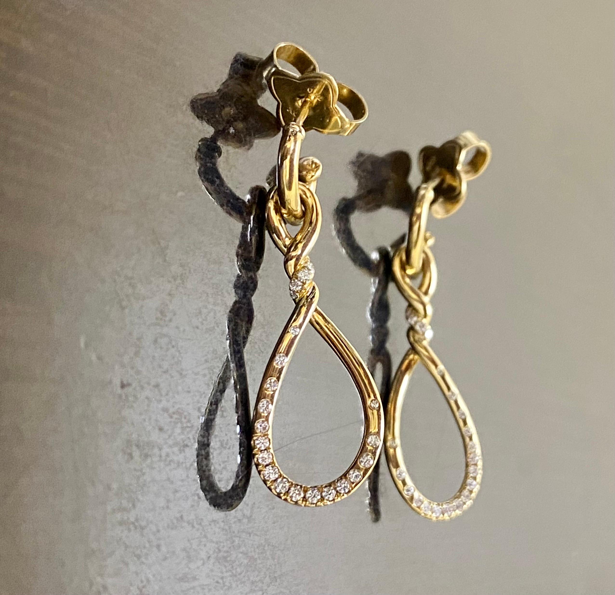 DeKara Design Designer Collection

Metal- 18K Yellow Gold, .750.

Stones- 44 Round Diamonds G Color VS2 Clarity 0.23 Carats.

Authentic David Yurman 18K Yellow Gold Diamond Huggie Twisted Continuance Earrings. These earrings feature pear shaped