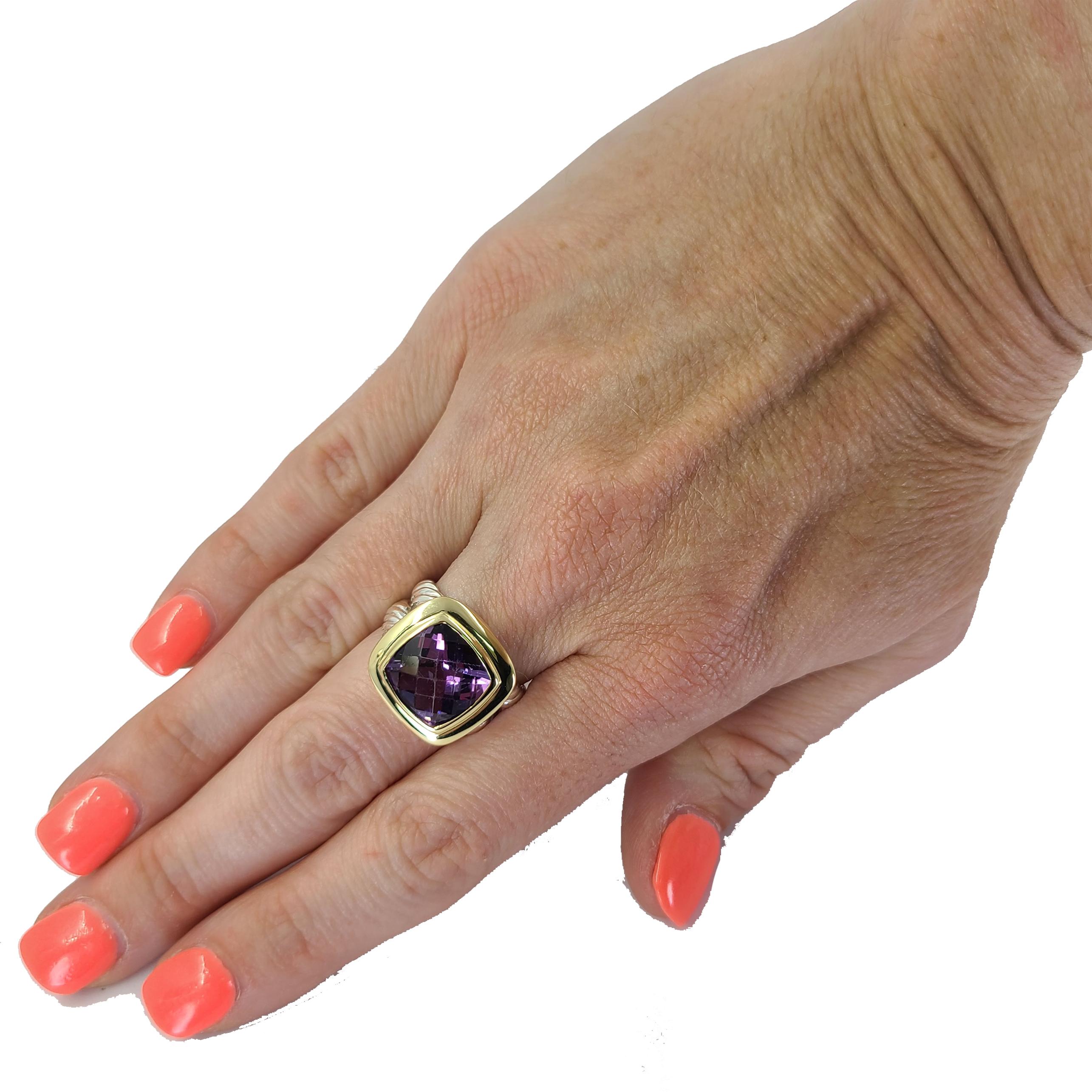 David Yurman 18 Karat Gelbgold & Sterling Silber Albion Ring mit einem 10mm Cushion Checkerboard Cut Amethyst. MSRP $850. Fingergröße 6.25; Der Kauf beinhaltet einen Größenservice.