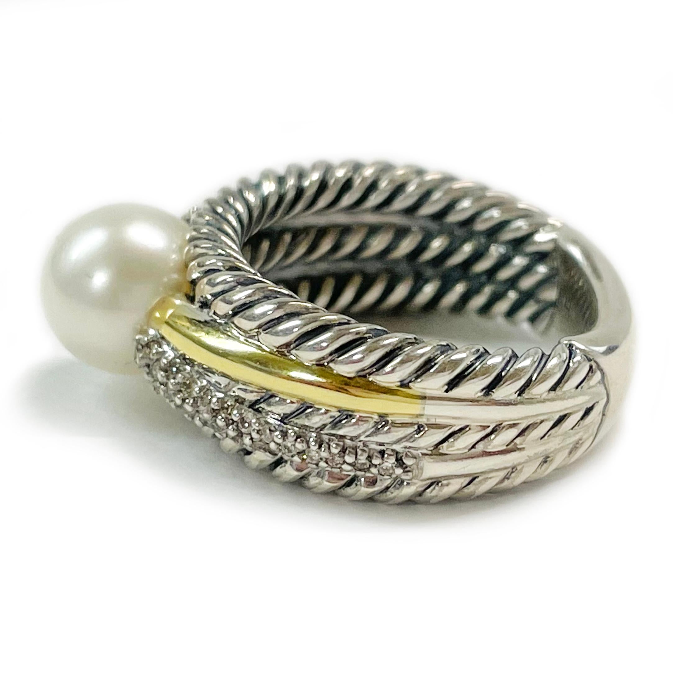 David Yurman Bague bicolore perle diamant. Cette jolie bague présente le classique design Yurman en forme de câble avec un élément en or jaune 18 carats lisse et brillant, trente-quatre diamants en relief et, au centre de la bague, une jolie perle