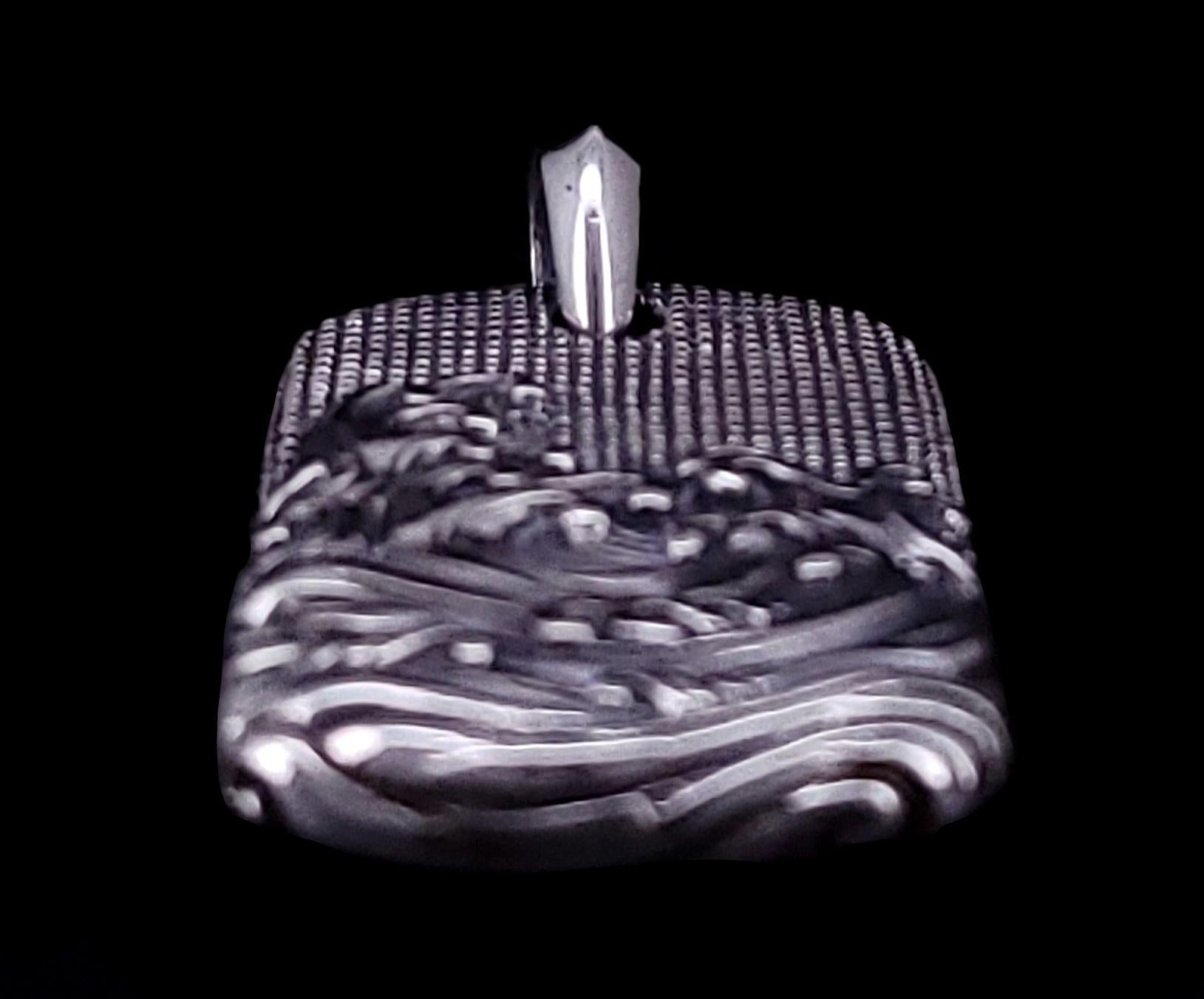 Marchio David Yurman
Collezione Waves per uomo
Materiale Argento Sterling 925

Tag Dimension:
Lunghezza: 32,6 mm
Lunghezza con cauzione: 37,6 mm
Larghezza: 19.5 mm
Spessore: 5 mm

Condizione Nuova
Viene fornito con l'astuccio David Yurman.
Prezzo al